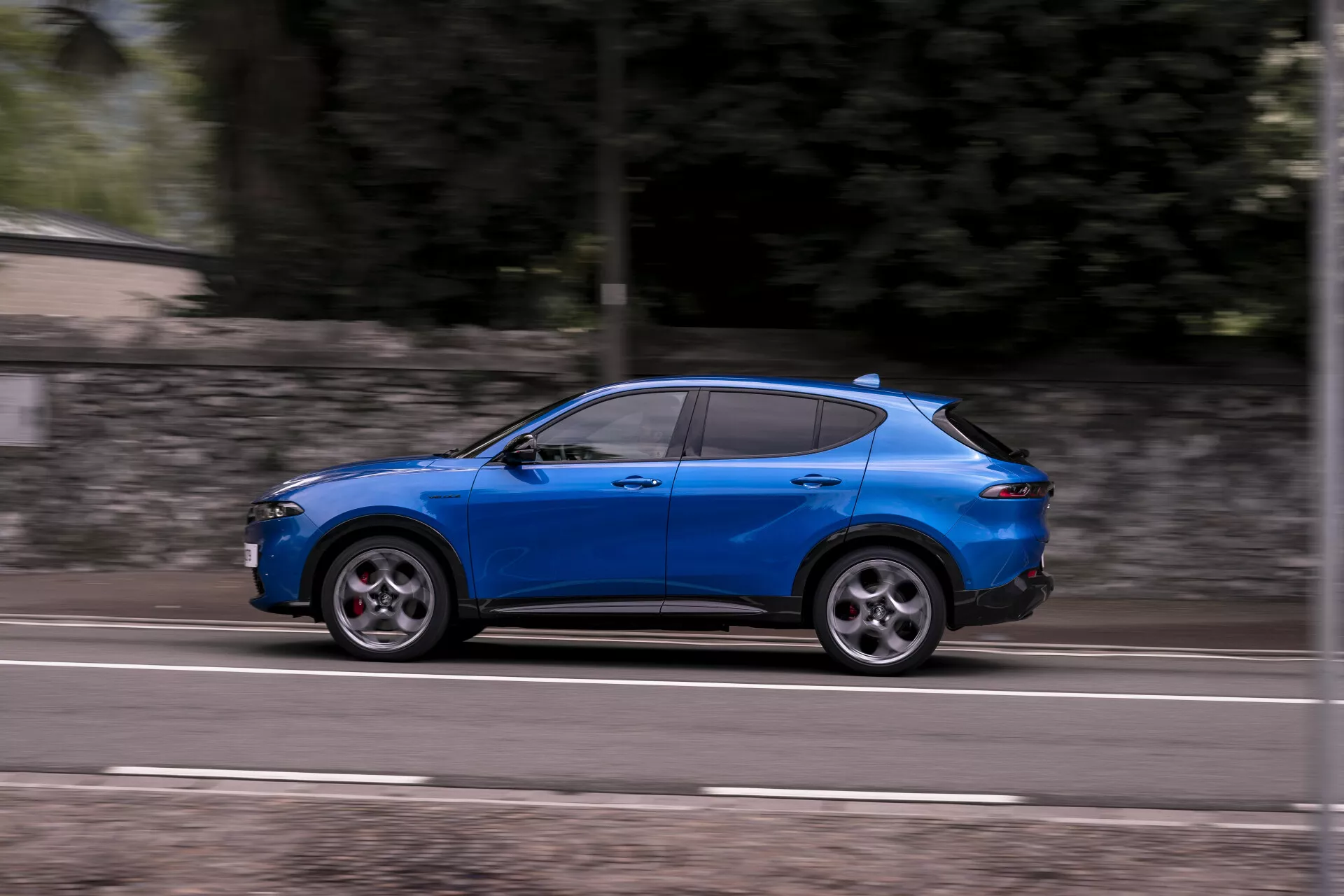Alfa Romeo Tonale model leta 2022 965, ki prikazuje elegantno oblikovanje in napredne funkcije