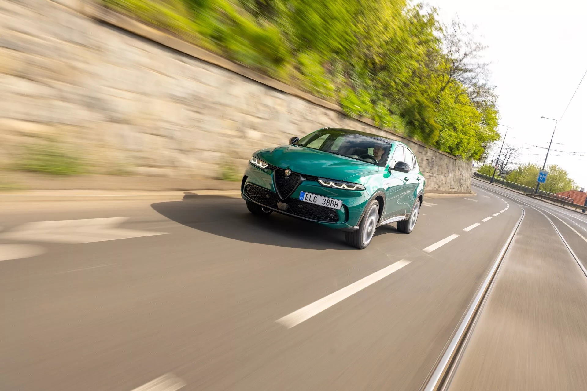 Elegantni Alfa-Romeo Tonale 2022 v dinamični pozi, ki poudarja njegov eleganten dizajn in napredne funkcije