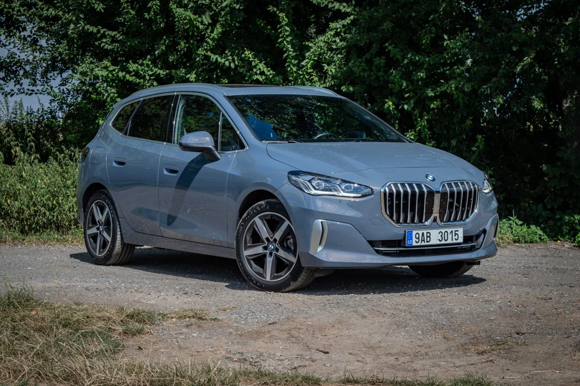 BMW serije 2 Active Gran Tourer 2022, ki prikazuje svojo elegantno obliko, sodobno notranjost in napredne tehnološke funkcije