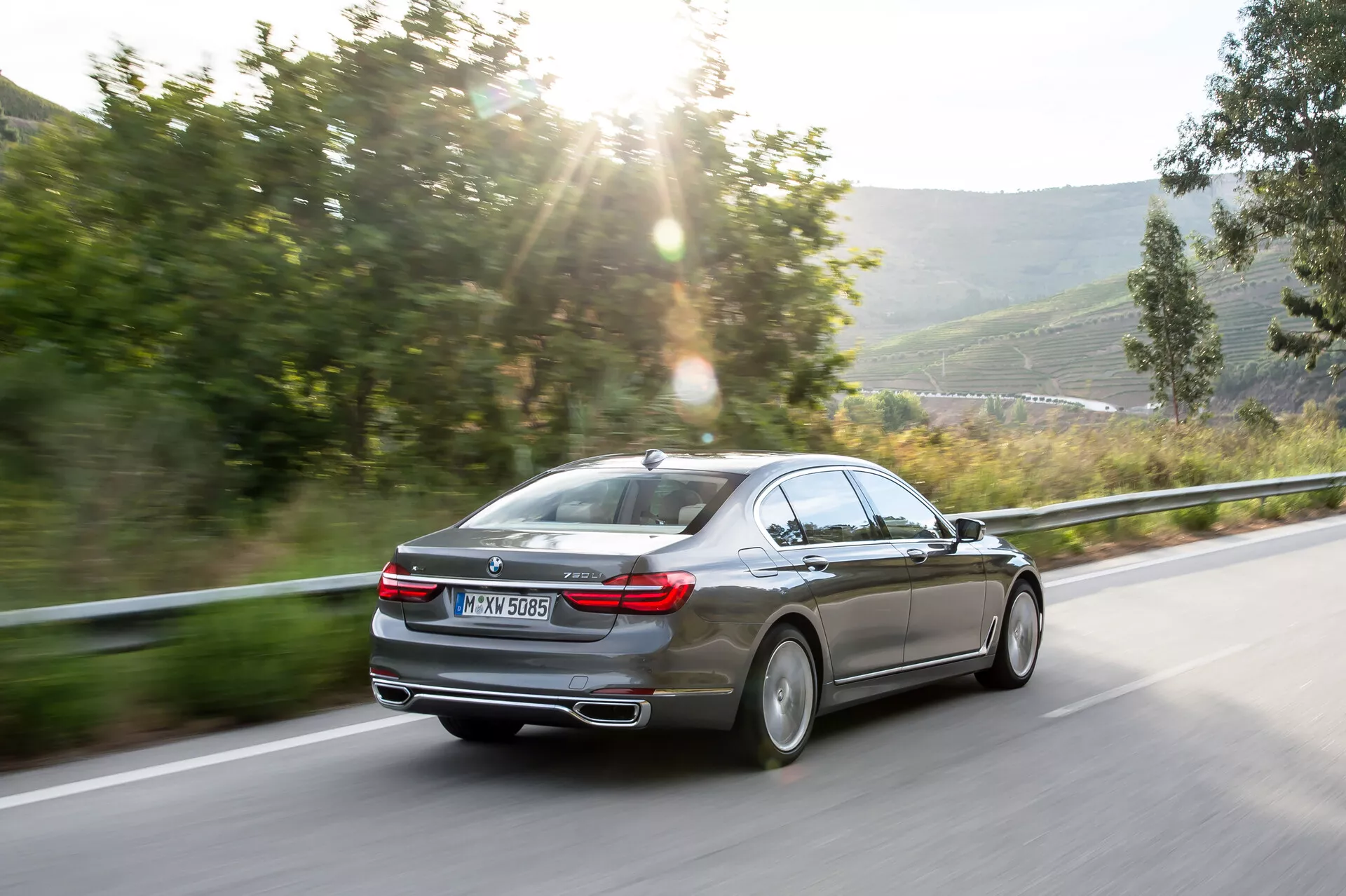 Luksuzna limuzina BMW 7er-reihe 2015 (G11-G12) z elegantno zasnovo, napredno tehnologijo in vrhunskim notranjim prostorom
