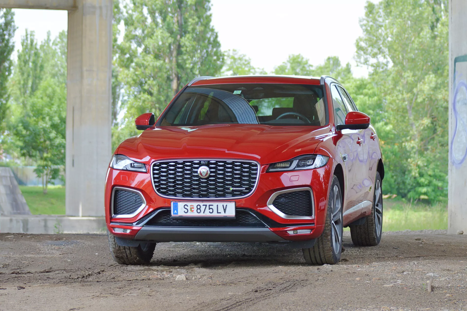Luksuzni SUV Jaguar F-Pace 2021 z elegantno zasnovo, vrhunsko vodljivostjo, napredno tehnologijo in prefinjeno notranjostjo