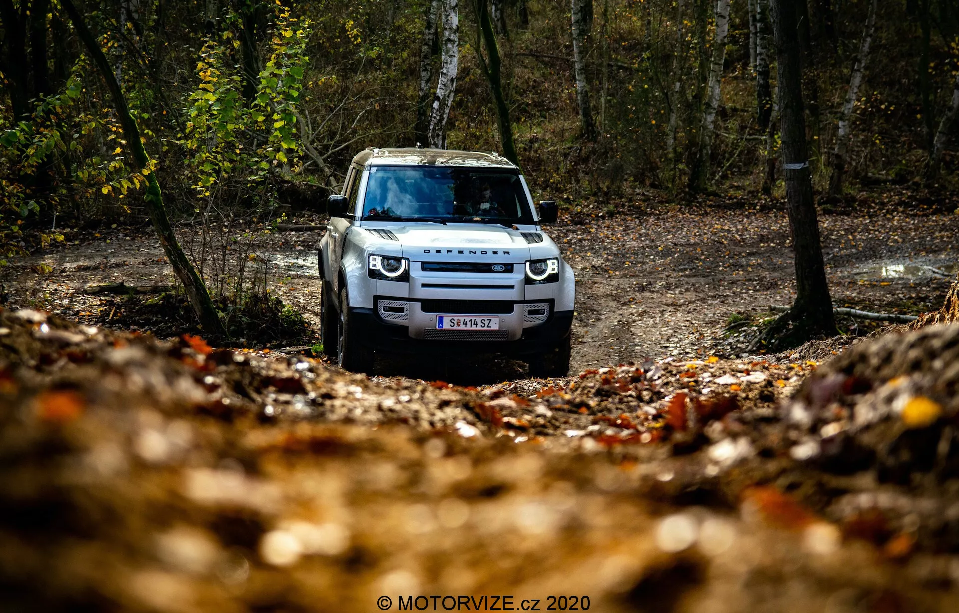 Land Rover Defender 2020 prikazuje robusten dizajn, napredne terenske zmogljivosti in sodobno tehnologijo.