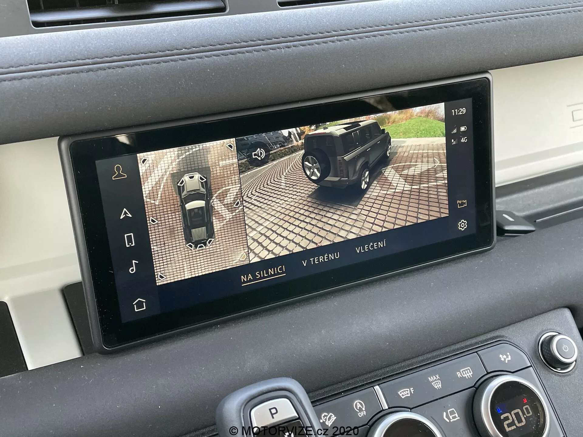 Notranji zaslon Land Rover Defender 2020 prikazuje 360-stopinjski pogled z vrha, del naprednih sistemov za pomoč voznikom (ADAS). Pravokotni zaslon je vgrajen v osrednjo konzolo vozila in prikazuje tri načine: na cesti, off-road in večerni. Zaslon pomaga pri parkiranju in manevriranju s kombiniranjem slik z več kamer okoli avtomobila.