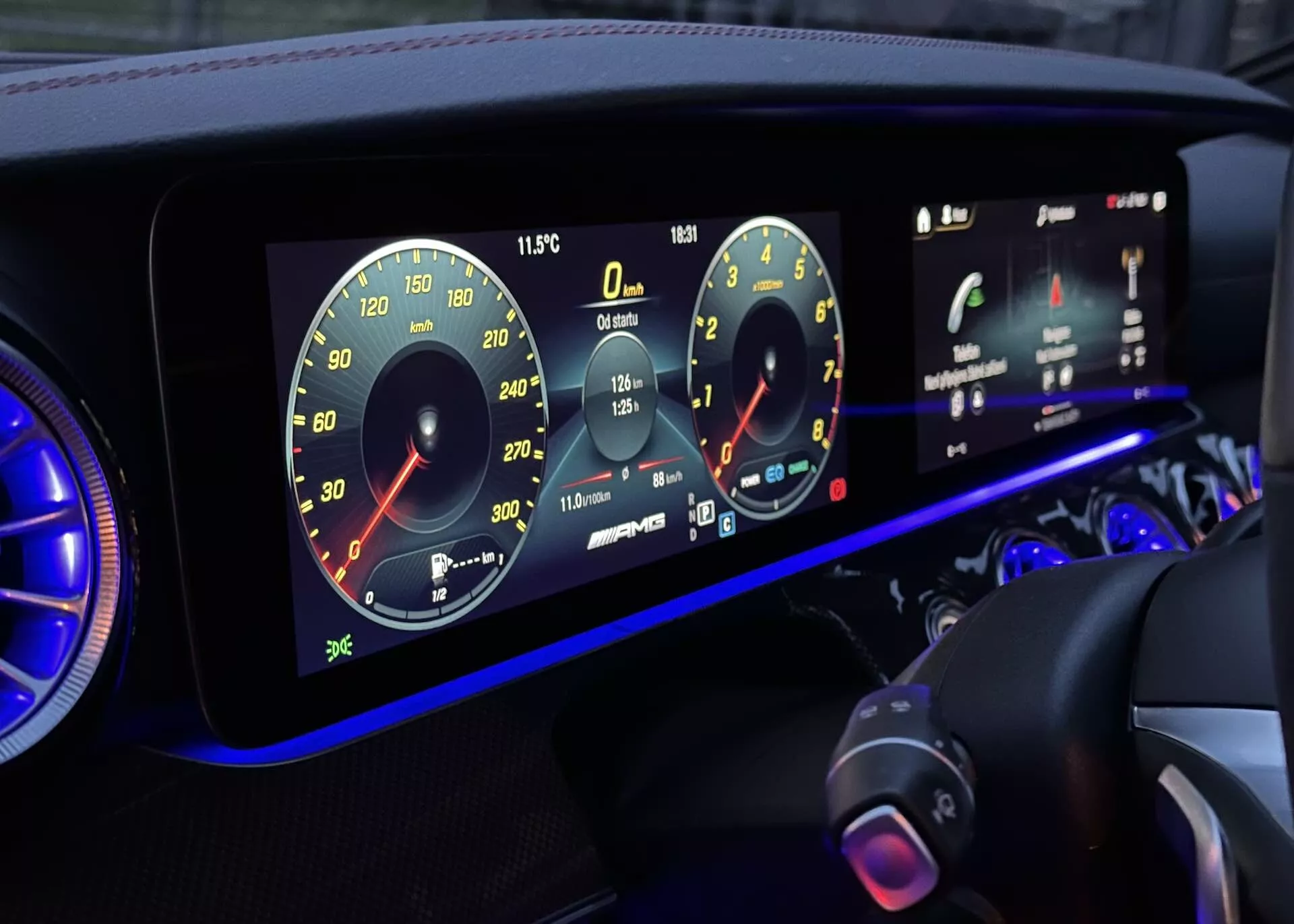 Pogled od blizu na armaturno ploščo Mercedes-Benz CLS AMG Coupe 2021 z digitalnim instrumentnim zaslonom z navigacijo, iz perspektive voznika