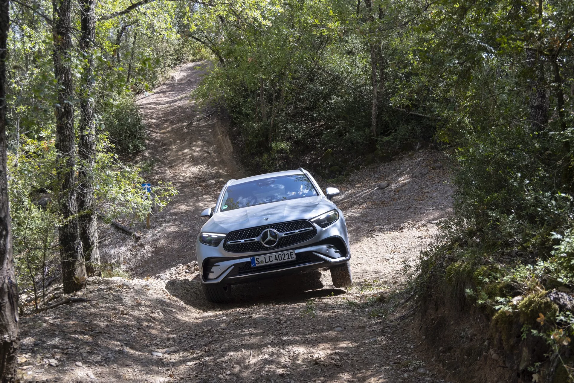 2022 Mercedes GLC (254) luksuzni kompaktni SUV z elegantnim oblikovanjem karoserije, najsodobnejšo tehnologijo, naprednimi varnostnimi funkcijami in vrhunskimi notranjimi zaključki