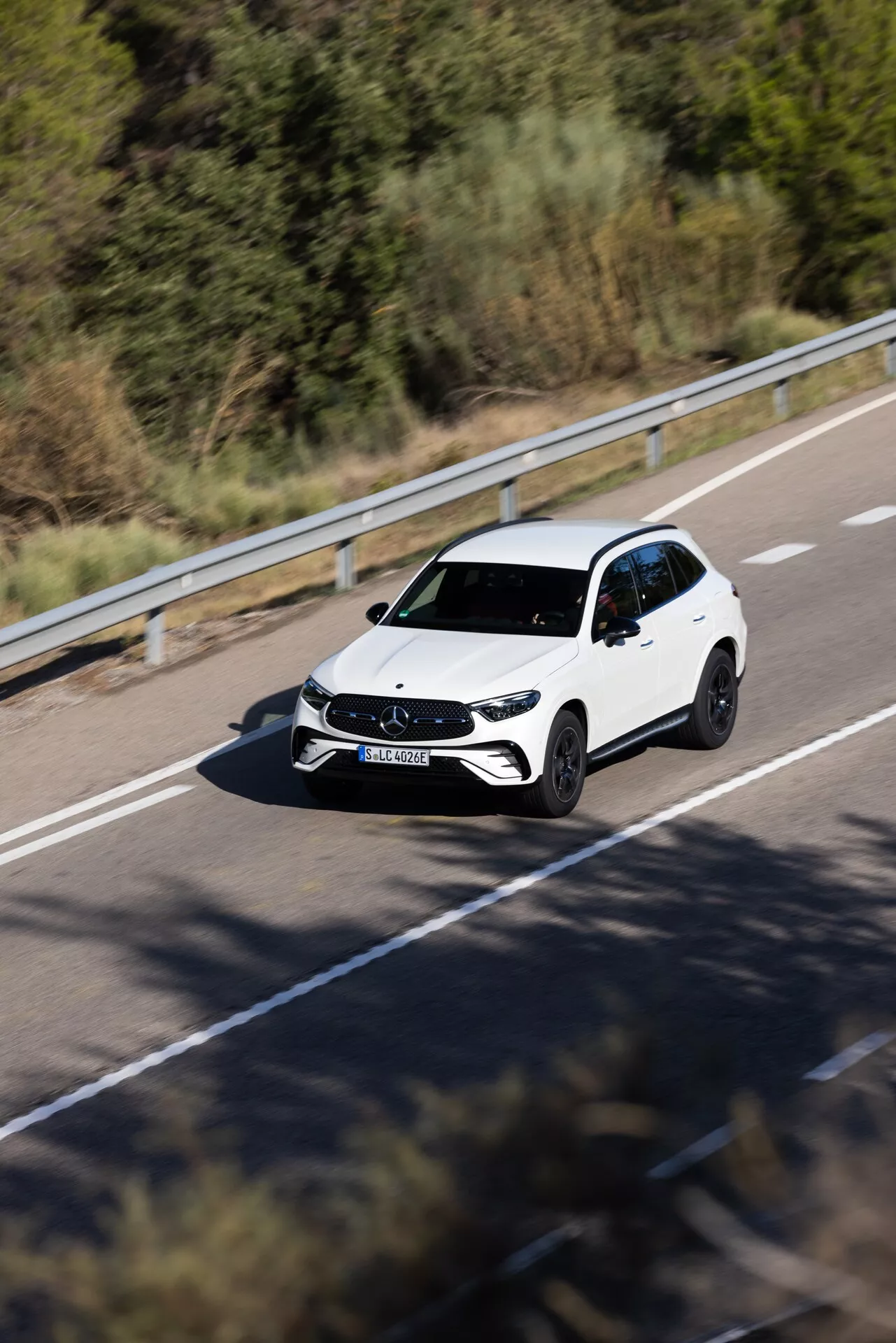 Sprednji pogled na Mercedes GLC 2022 (254) v kovinski srebrni barvi, ki prikazuje športno obliko, elegantne LED žaromete in značilno diamantno masko