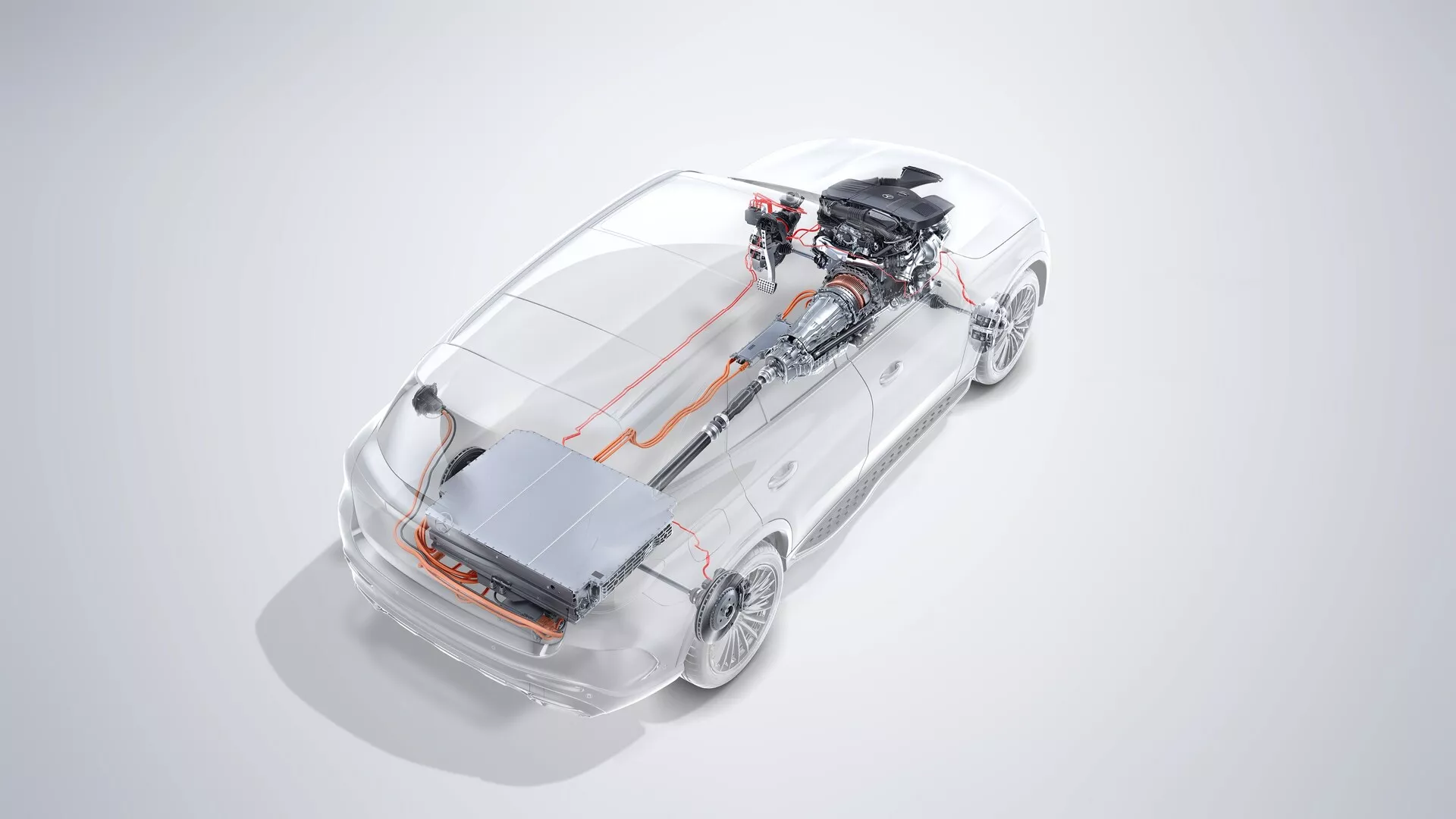Pogled iz ptičje perspektive na bel športni avtomobil Mercedes GLC 254 iz leta 2022 s prozorno prekrivno plastjo, ki razkriva notranje sisteme, vključno z električnim pogonom, visokonapetostnimi električnimi sistemi označenimi z oranžnimi črtami in osrednjim baterijskim sklopom. Slika prikazuje eleganten, aerodinamičen dizajn avtomobila, zaprto rešetko in mirujoča kolesa, kar kaže na osredotočenost na napredno tehnologijo in sodobno inženirstvo v nadzorovanem okolju.
