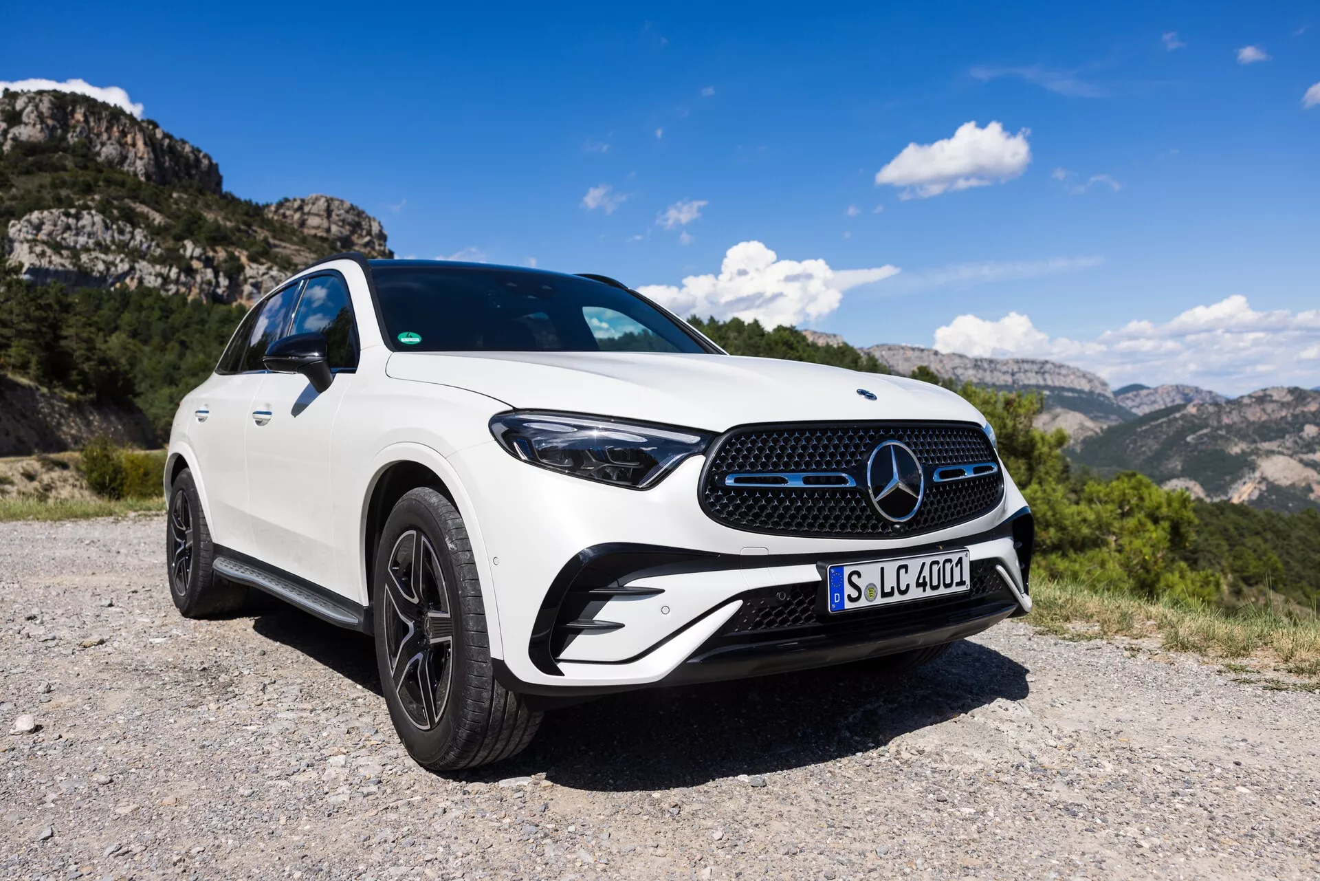 Mercedes GLC 254 iz leta 2022, luksuzni kompaktni SUV z najsodobnejšo zasnovo, napredno tehnologijo in vrhunskim notranjim prostorom z usnjenimi sedeži, zaslonom na dotik in panoramsko streho