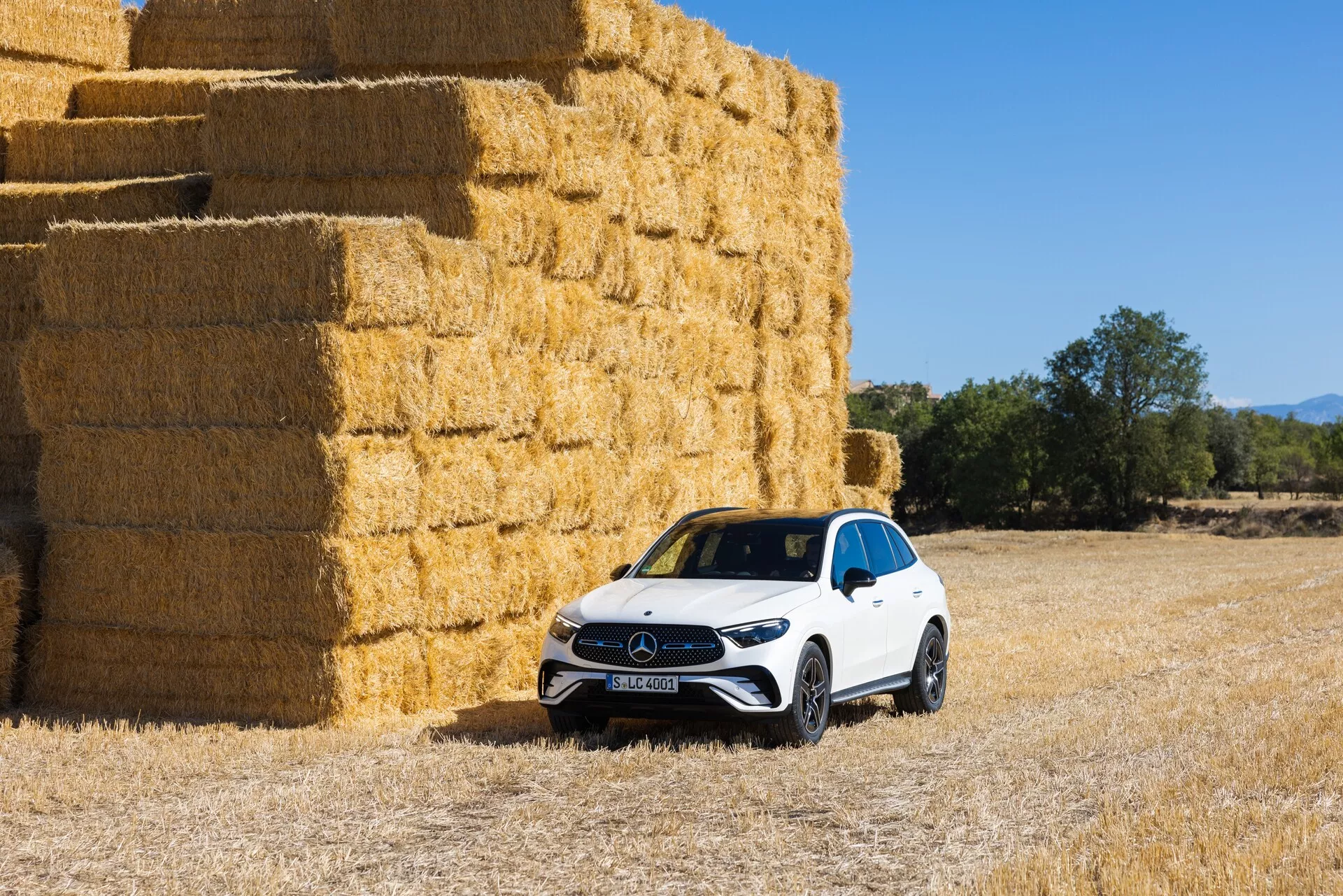 2022 model Mercedes GLC 254 - luksuzni srednje veliki SUV z elegantno zasnovo, napredno tehnologijo, vrhunsko notranjostjo in dinamičnimi zmogljivostmi.