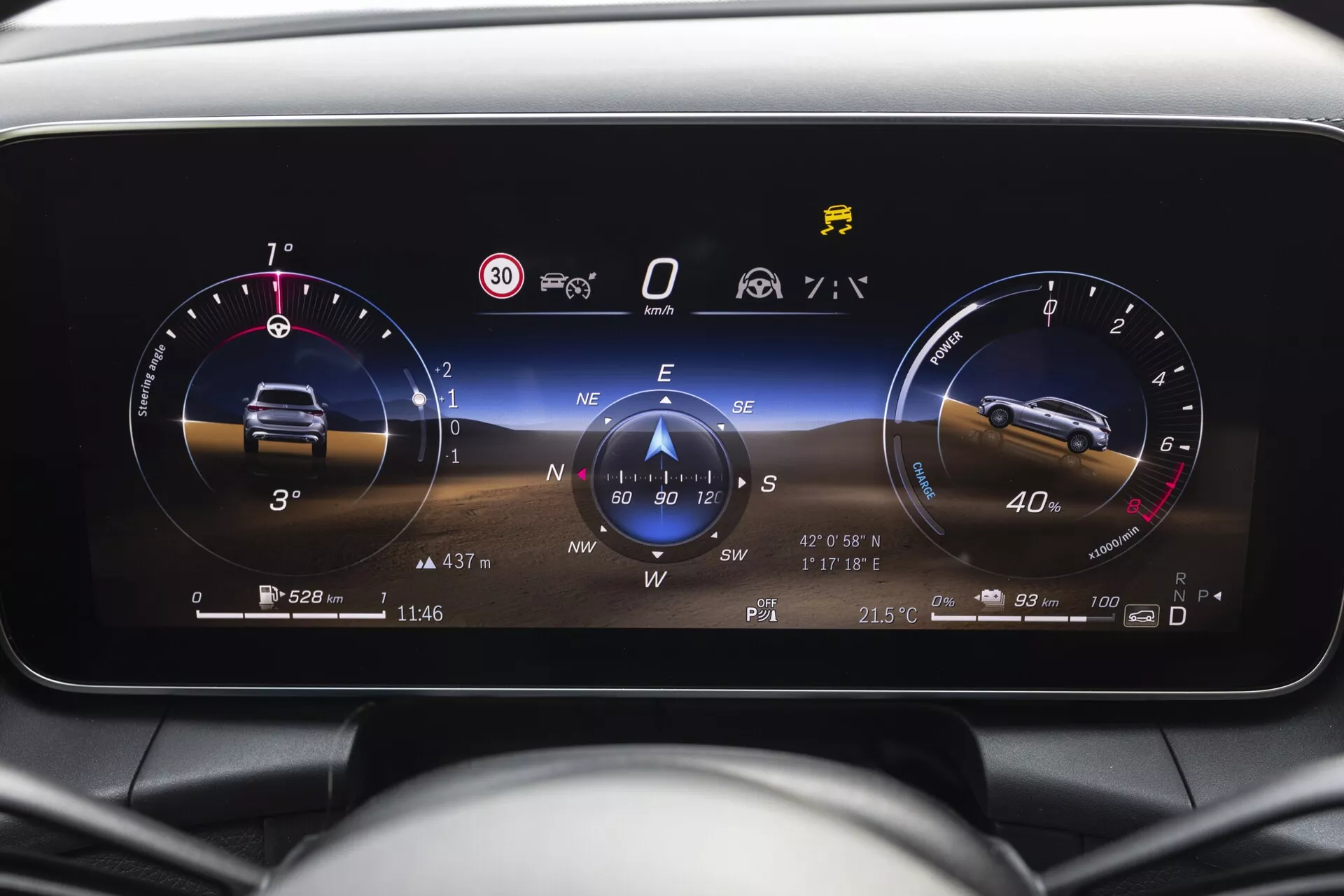 Bližnji posnetek digitalne instrumentne plošče Mercedes GLC 2022 iz perspektive voznika, ki prikazuje visokoločljive meritve vozila, kot so merilnik vrtljajev v prostem teku, merilnik hitrosti pri 0, digitalni kompas, ki kaže na jug, in indikatorji za odprta vrata, zunanjo temperaturo (21,5°C), čas (11:46), podatke o poti in prevoženih kilometrih (5.280 milj), skupaj z različnimi opozorilnimi lučkami za tlak v gumah, opomnikom za varnostni pas in aktivnimi sistemi ESC in start/stop.
