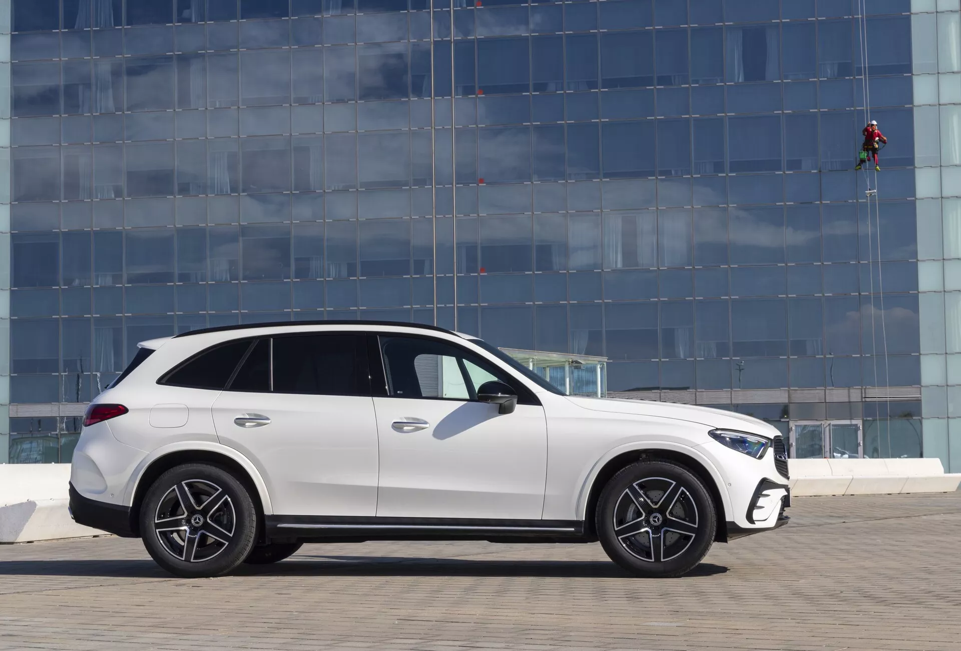 Mercedes GLC 2022 (254) luksuzni SUV z elegantnim aerodinamičnim dizajnom, LED žarometi, prostornimi notranjostmi, naprednim infozabavnim sistemom in vrhunskimi varnostnimi funkcijami.