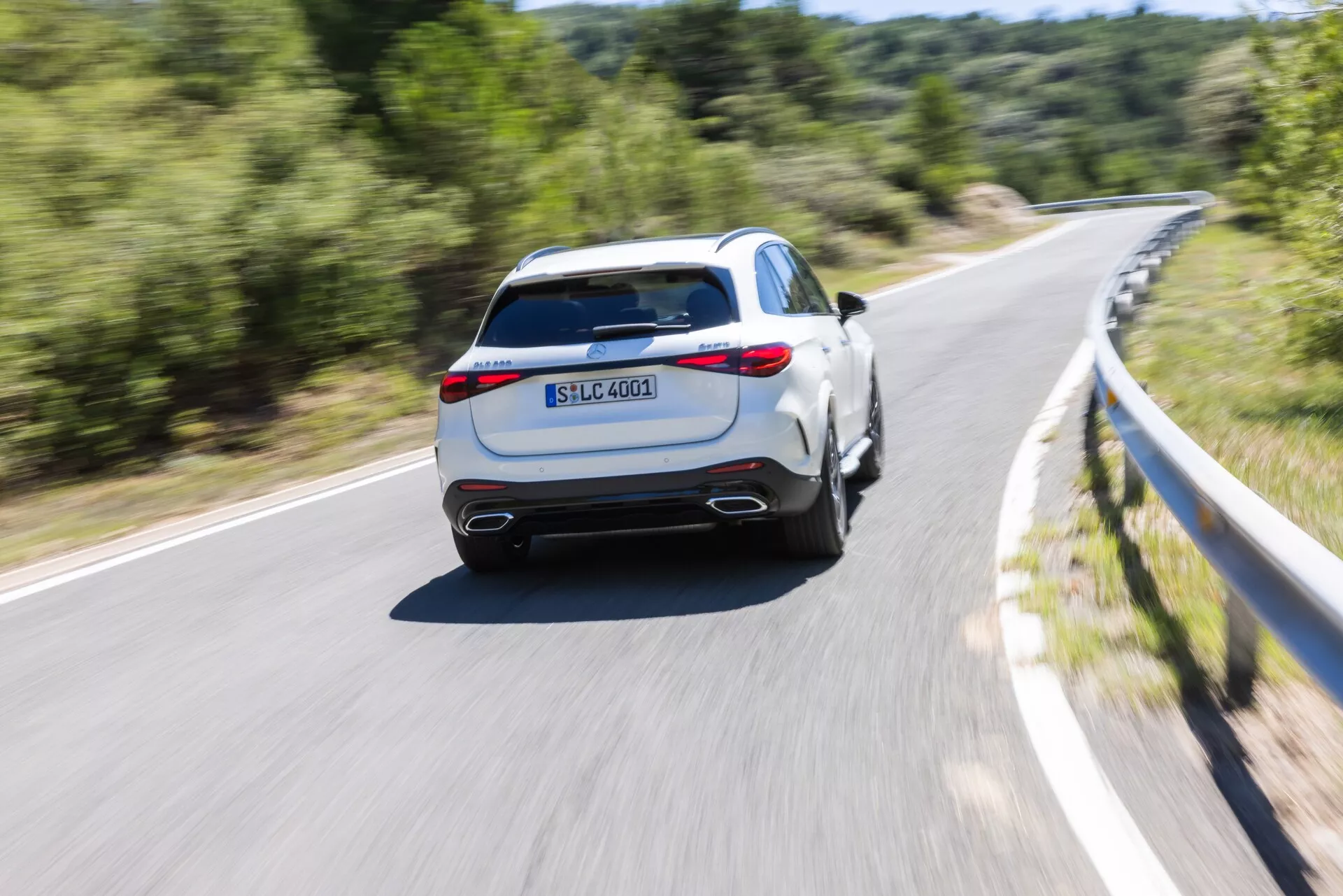 Sprednji pogled na Mercedes GLC 254 iz leta 2022 v elegantni kovinski srebrni barvi, ki prikazuje njegov prefinjen aerodinamični dizajn, elegantne LED žaromete, drzno masko z ikonično zvezdo Mercedes-Benz in izpopolnjene linije, ki odražajo sodoben luksuz in napredno avtomobilsko inženirstvo.