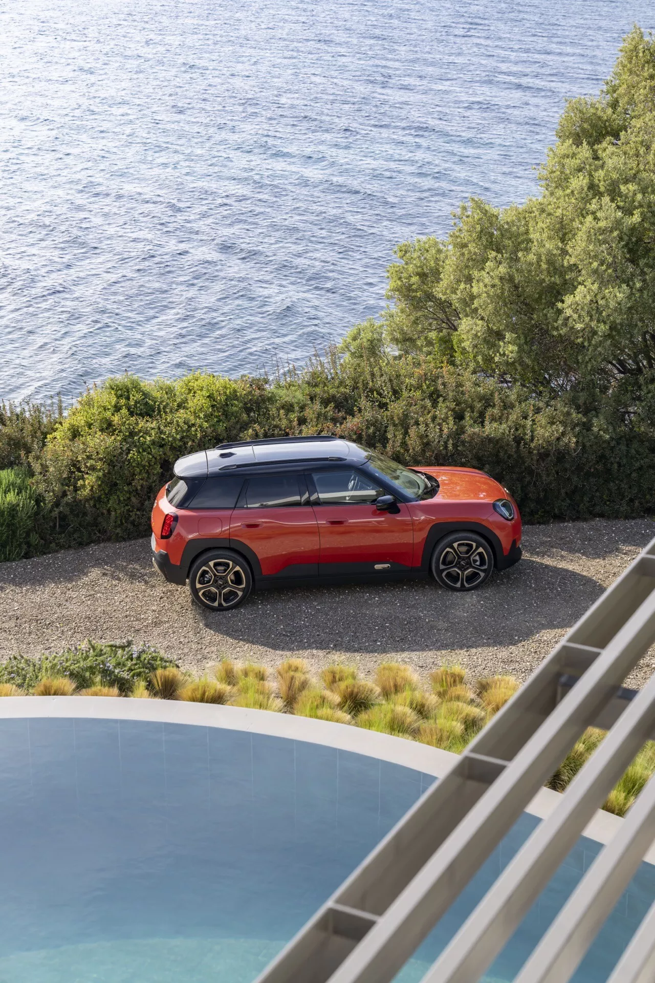 Sprednji pogled na Mini Aceman (J05) 2024, ki prikazuje njegov eleganten dizajn in sodobne značilnosti