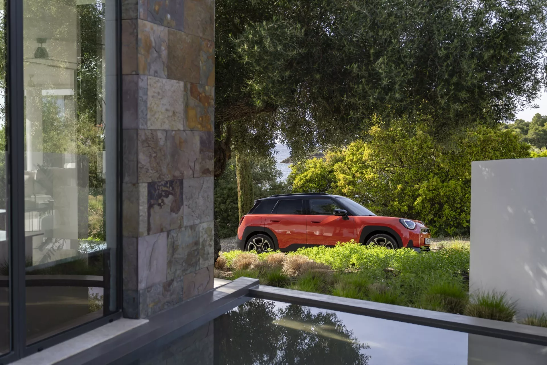 Mini Aceman 2024 (J05) ki predstavlja napredno zasnovo, električni kompaktni SUV v živahni barvi