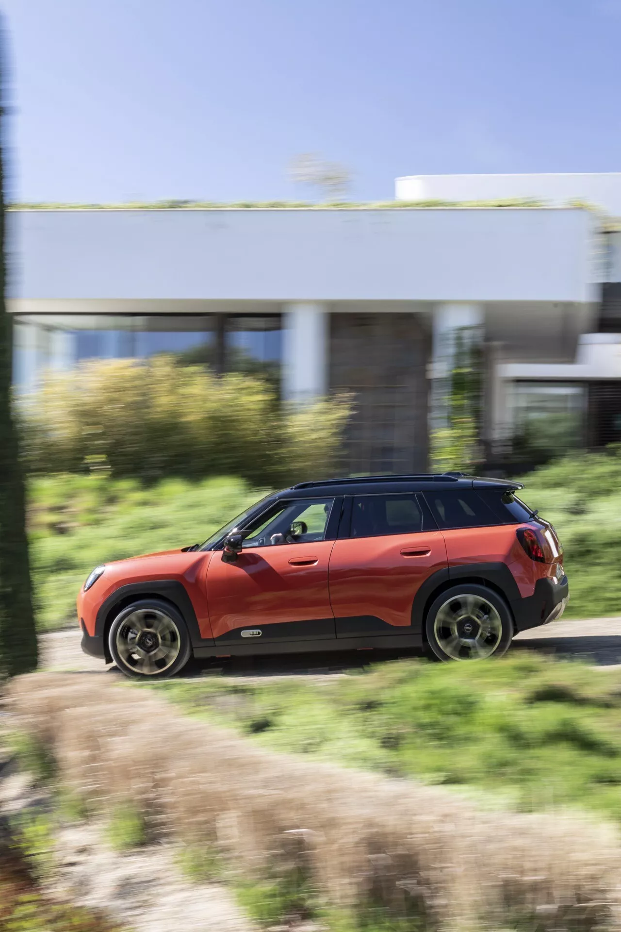 Mini Aceman 2024 (J05) predstavlja svojo elegantno zasnovo, žive barvne možnosti in inovativne funkcije