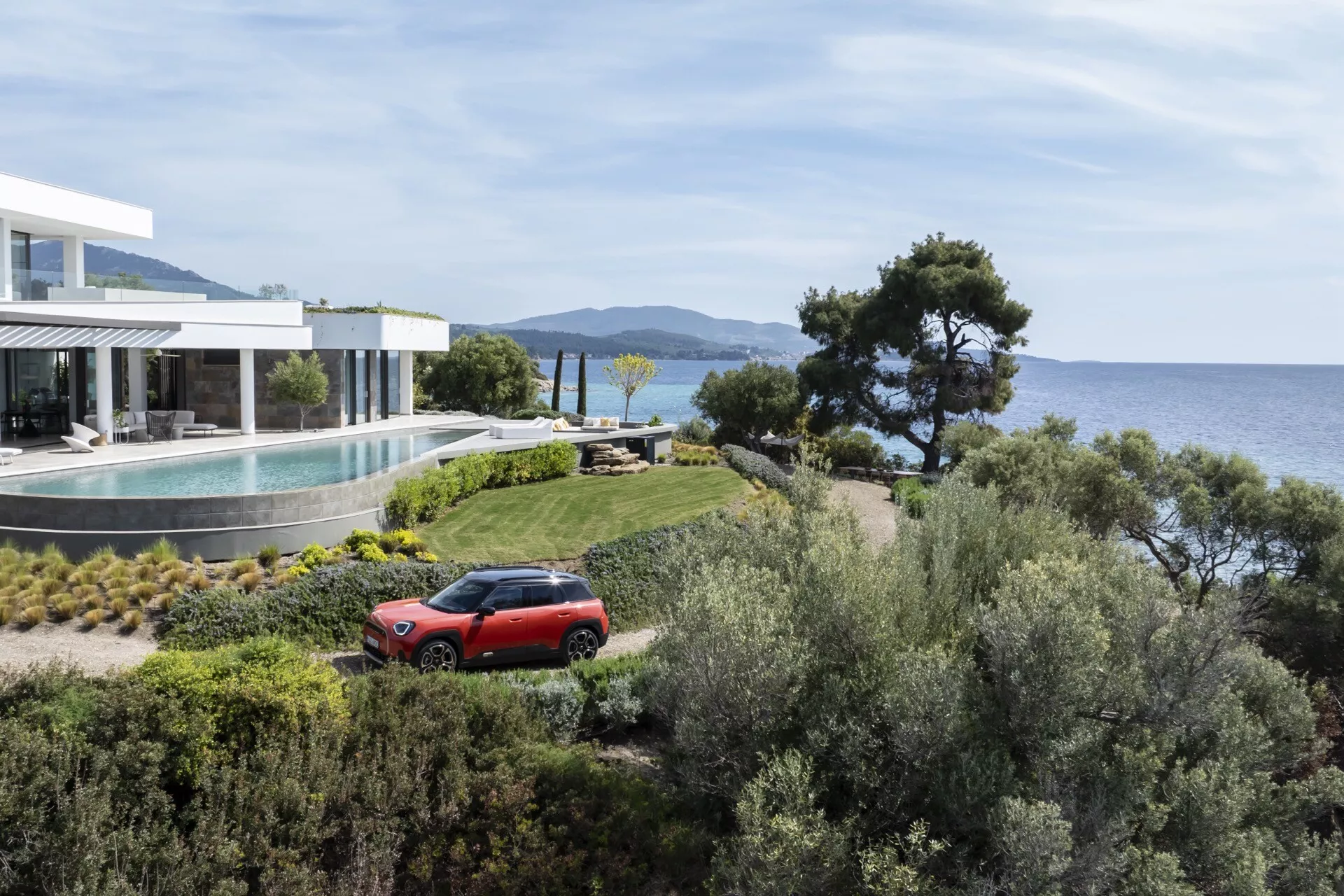 eleganten in sodoben model Mini Aceman 2024 v živahni barvi, ki prikazuje njegov kompaktni dizajn in inovativne tehnološke funkcije