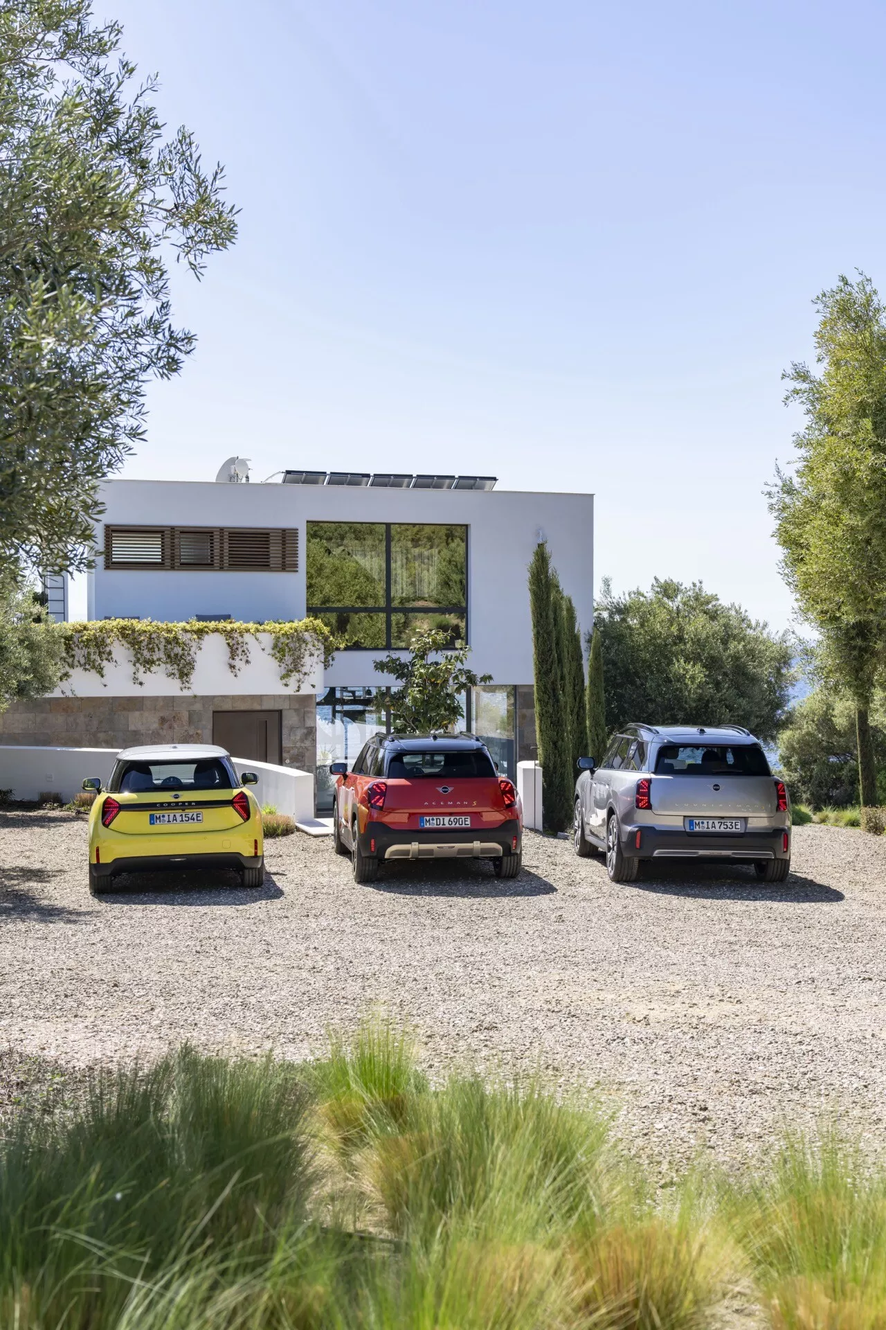 MINI Aceman 2024 (J05) prikazuje svojo elegantno obliko, žive barve zunanjosti in najnovejšo tehnologijo električnih vozil