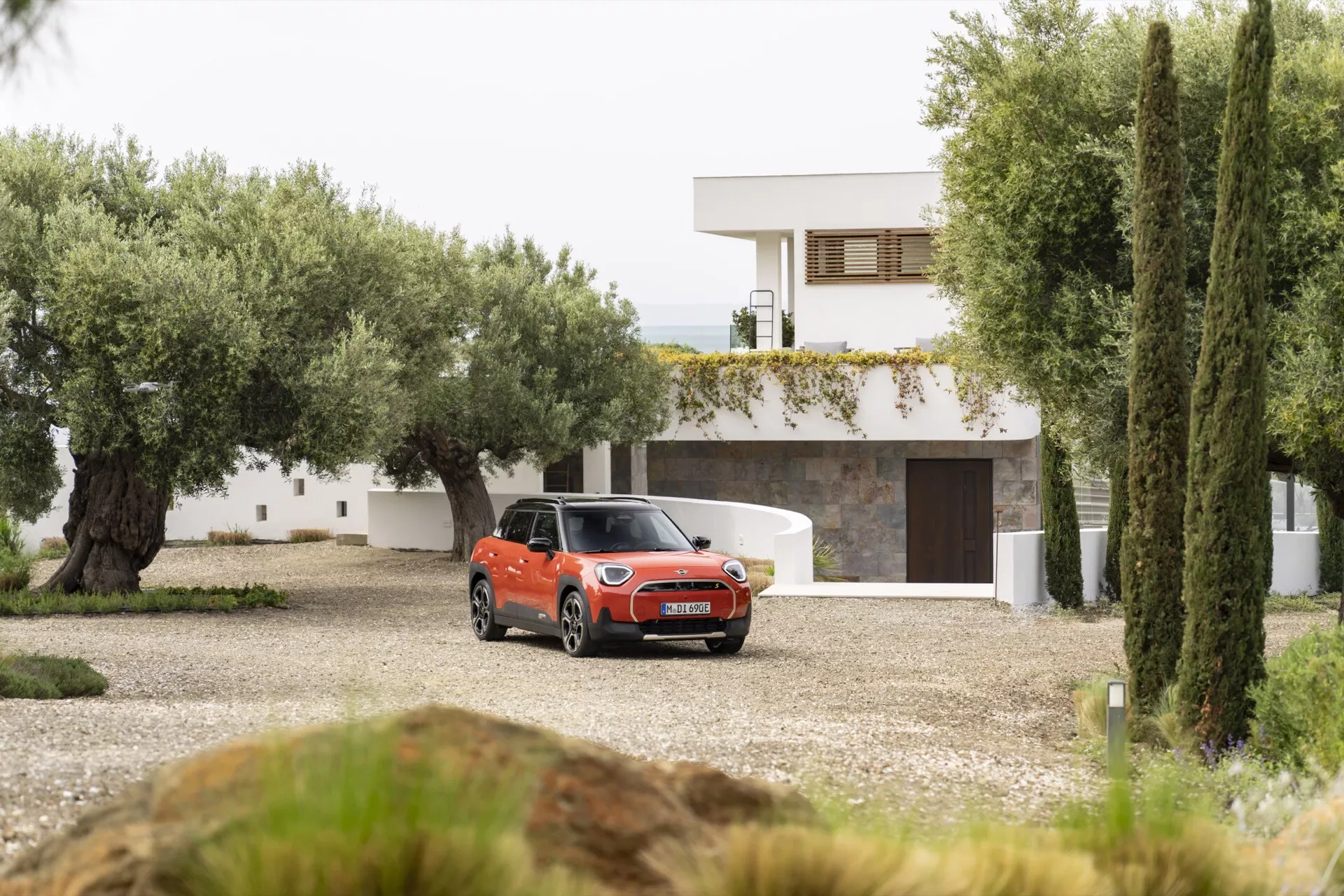 Mini Aceman 2024 (J05) v dinamični pozi, ki prikazuje elegantno obliko in inovativne funkcije