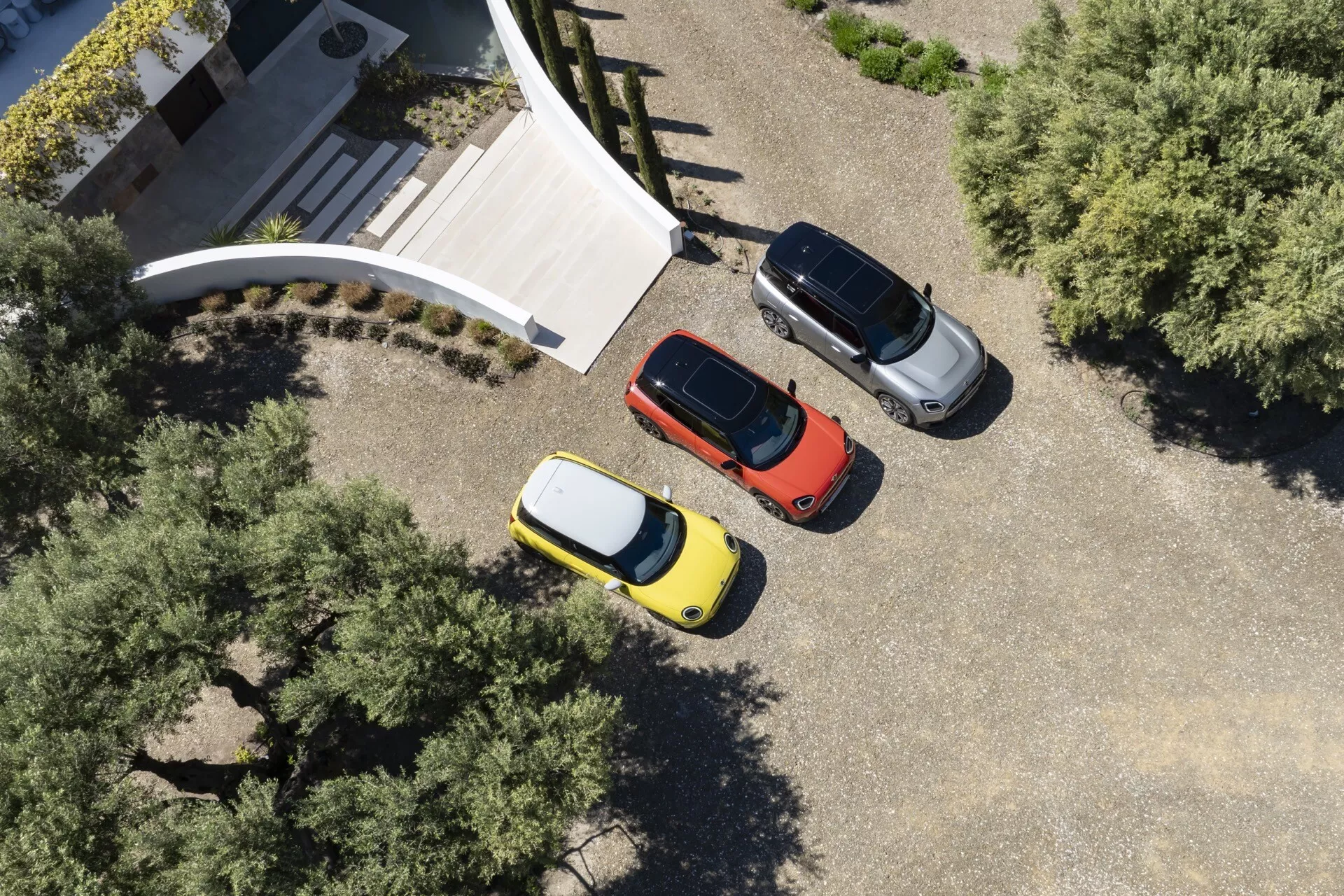 Mini Aceman 2024 (J05) predstavlja svojo izstopajočo obliko z dinamičnimi linijami, kompaktno postavo in napredno integracijo tehnologije