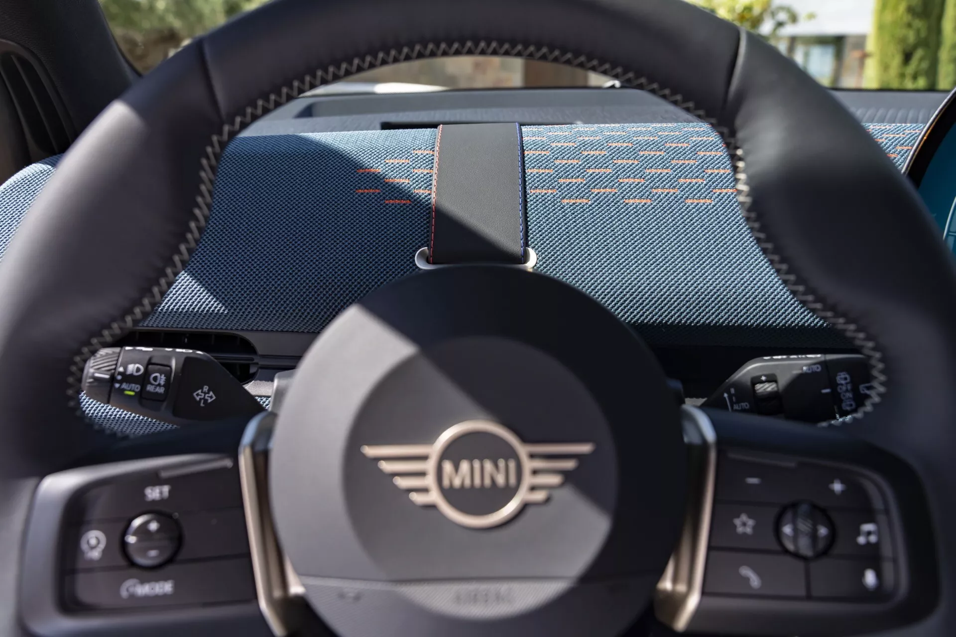 Mini Aceman 2024 (J05) prikazuje svojo elegantno obliko in napredne funkcije