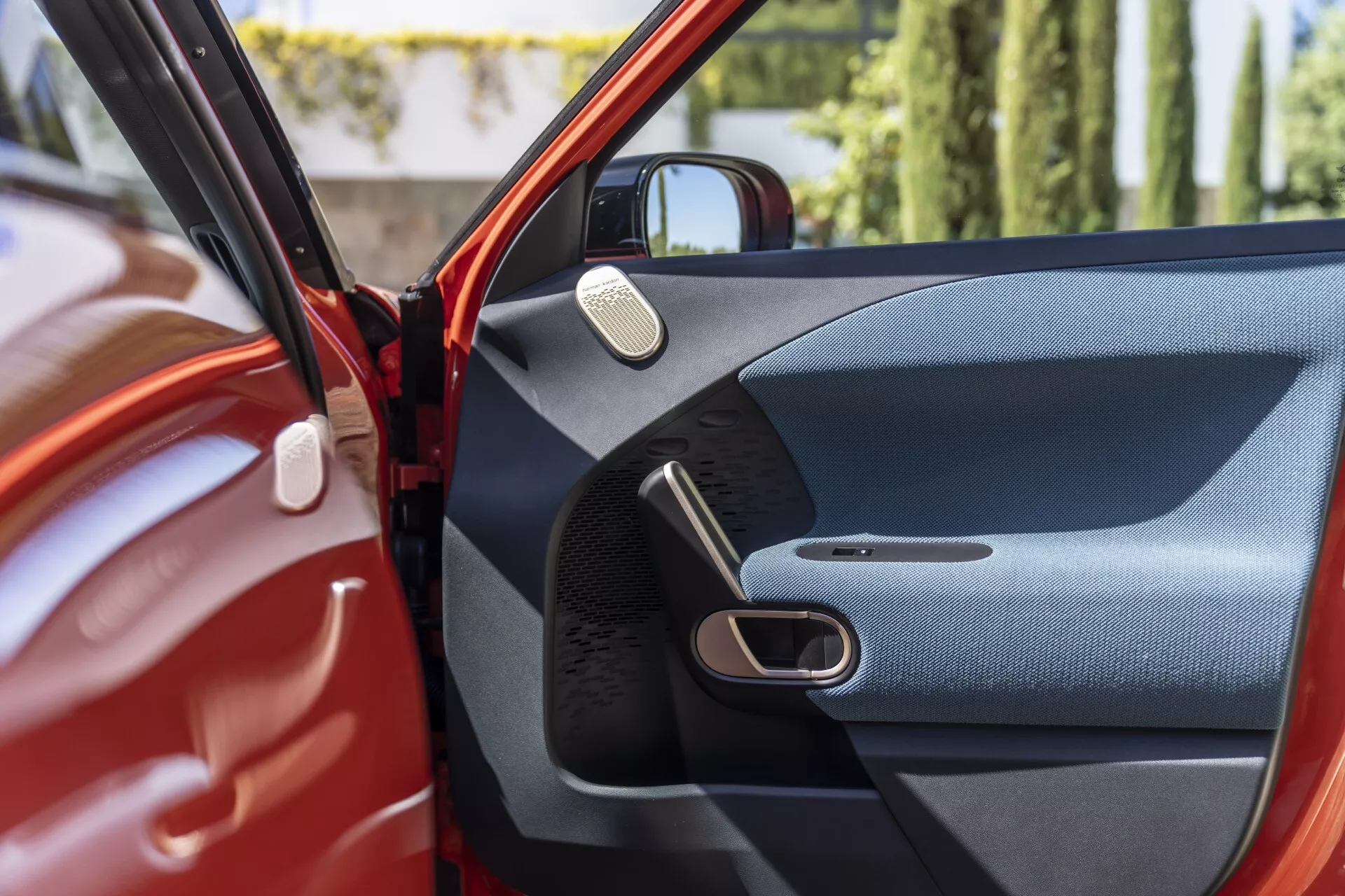 Mini Aceman 2024 (J05) predstavlja svoj eleganten dizajn, živo paleto barv in napredne tehnološke funkcije