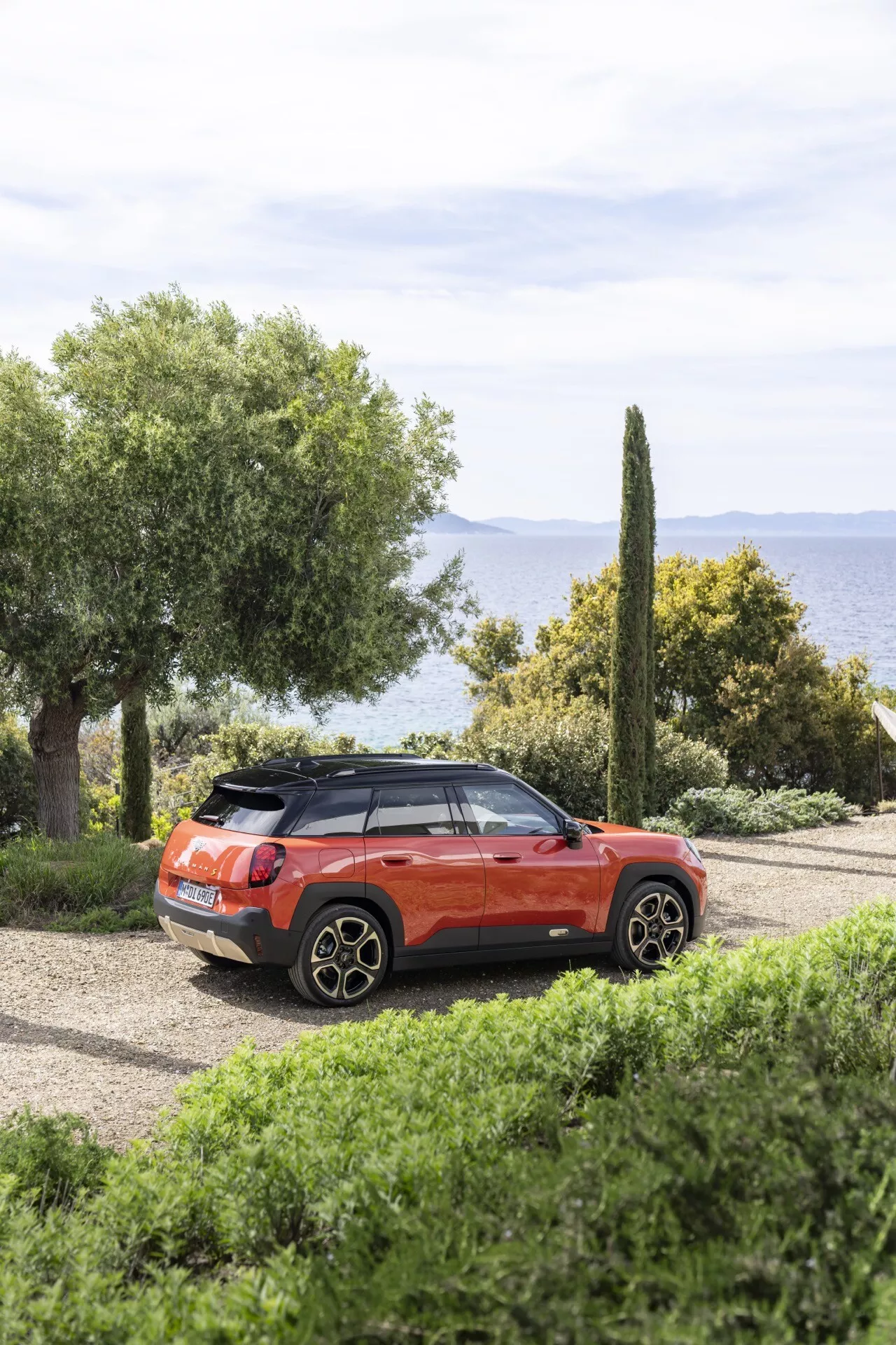 MINI Aceman 2024 (J05), ki prikazuje svojo dinamično zasnovo in vrhunsko tehnologijo