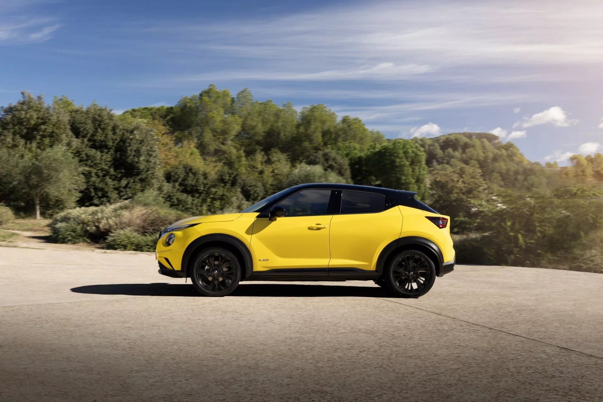Model Nissan Juke F16 Facelift za leto 2024, ki prikazuje svojo elegantno zasnovo, izboljšane funkcije in sodobno estetiko