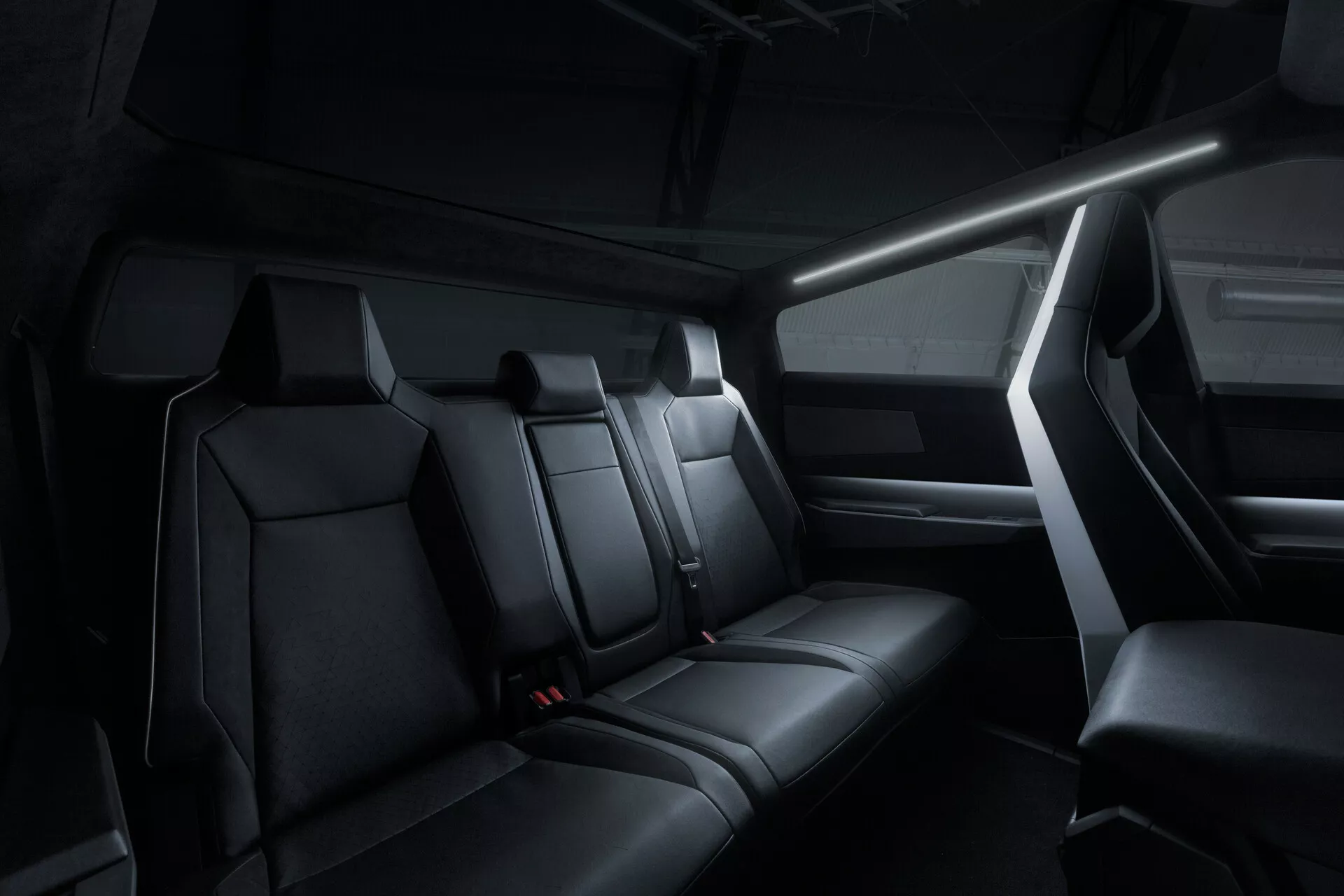 Tesla Cybertruck 2021 (Prva Generacija) - Futurističen, oglat, popolnoma električni pickup iz nerjavečega jekla s trdnim eksoskeletonom, skoraj neprebojnim oklepnim steklom in prelomno tehnologijo za zmogljivost na cesti in izven nje.