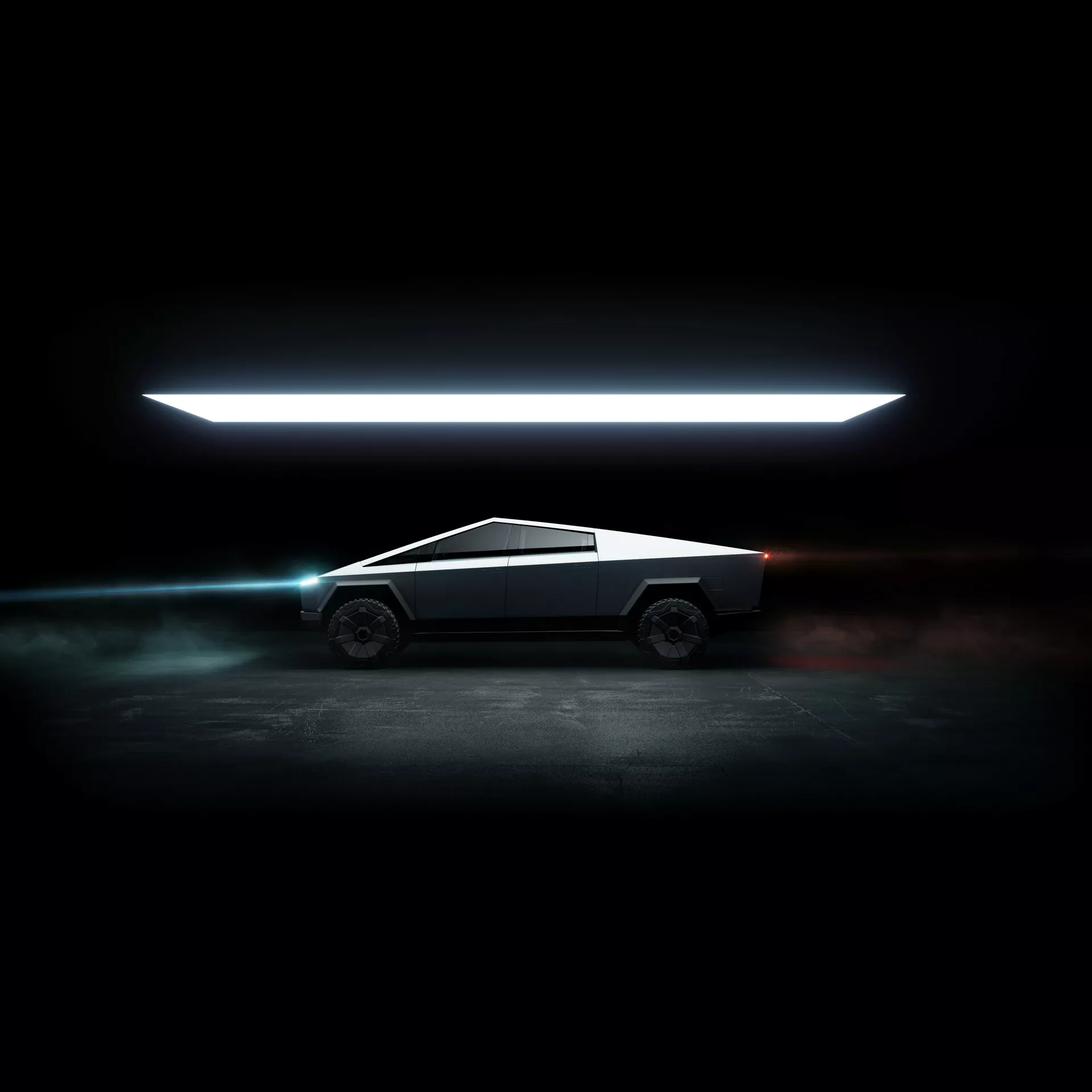 Stranski profil Tesla Cybertruck 2021, ki prikazuje futurističen, koten dizajn z ostro linijo in ravno, padajočo streho v temnem okolju. Značilne vodoravne LED svetlobne vrstice osvetljujejo ozadje in ospredje, poudarjajoč dizajn vozila. Odsotnost vidnih ogledal ali kljuk na vratih nakazuje napredne, avtomatizirane funkcije. Kolesa s trdno zasnovo in subtilna modra osvetlitev podvozja dopolnjujejo celoten futuristični videz.