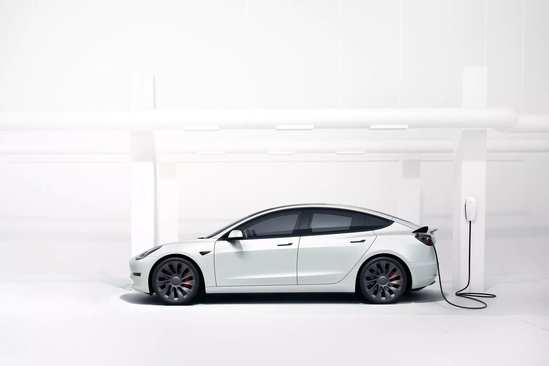 Tesla Model 3 2019 Prva Generacija v elegantni srebrni barvi z modernim aerodinamičnim dizajnom, stekleno streho, minimalističnim notranjostjo, velikim osrednjim zaslonom na dotik in inovativnimi sposobnostmi avtopilota.