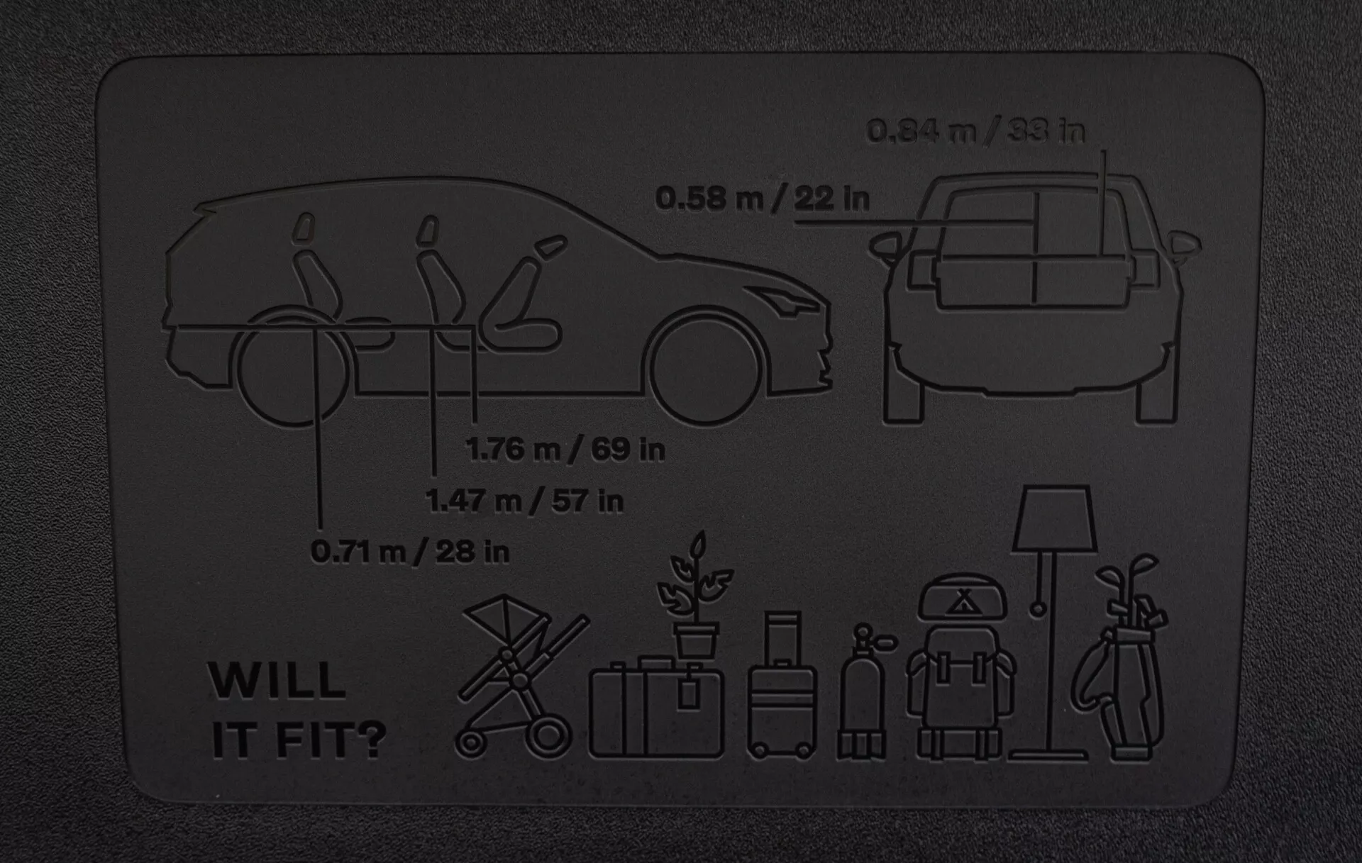 Infografika Volvo EX30 2024, ki poudarja nosilnost prtljažnika z shematskimi merami za modele sedan in hatchback ter primerjavo z običajnimi predmeti.