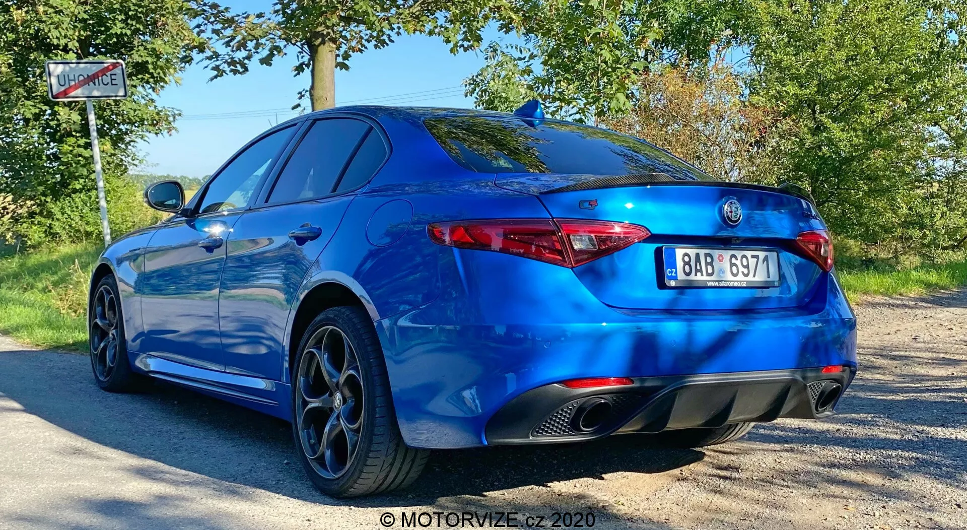Elegantna Alfa Romeo Giulia 2016, ki prikazuje svojo elegantno zasnovo in športne lastnosti