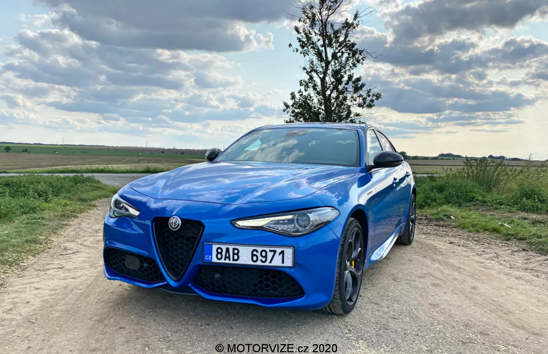 Alfa Romeo Giulia 2016, eleganten in športen premium limuzina z značilno masko, stiliziranimi krivinami in visokozmogljivim inženiringom