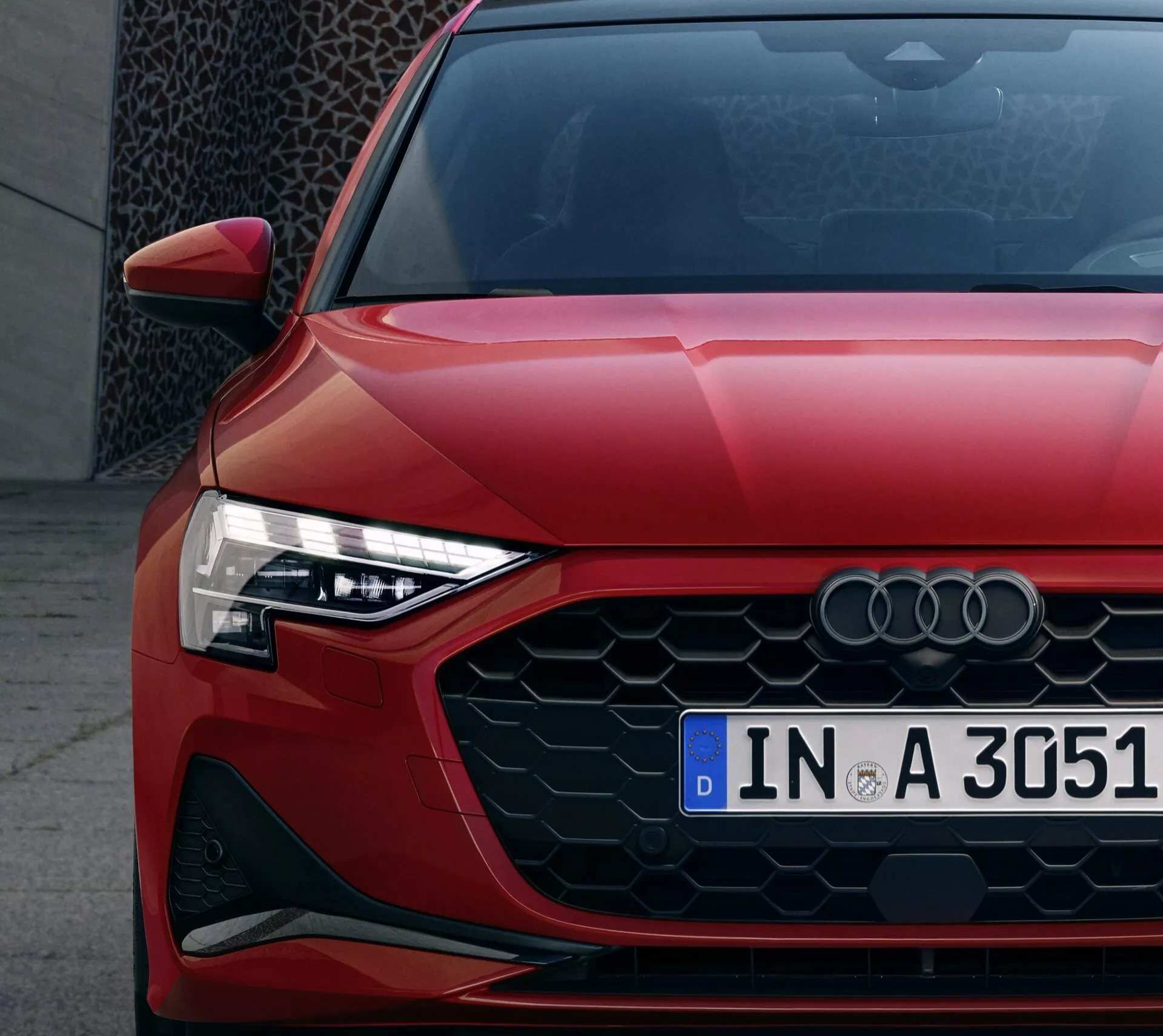 Model Audi A3 8Y Facelift 2024 z novimi elegantnimi oblikovalskimi elementi, izboljšanimi LED žarometi in posodobljeno tehnologijo notranjosti