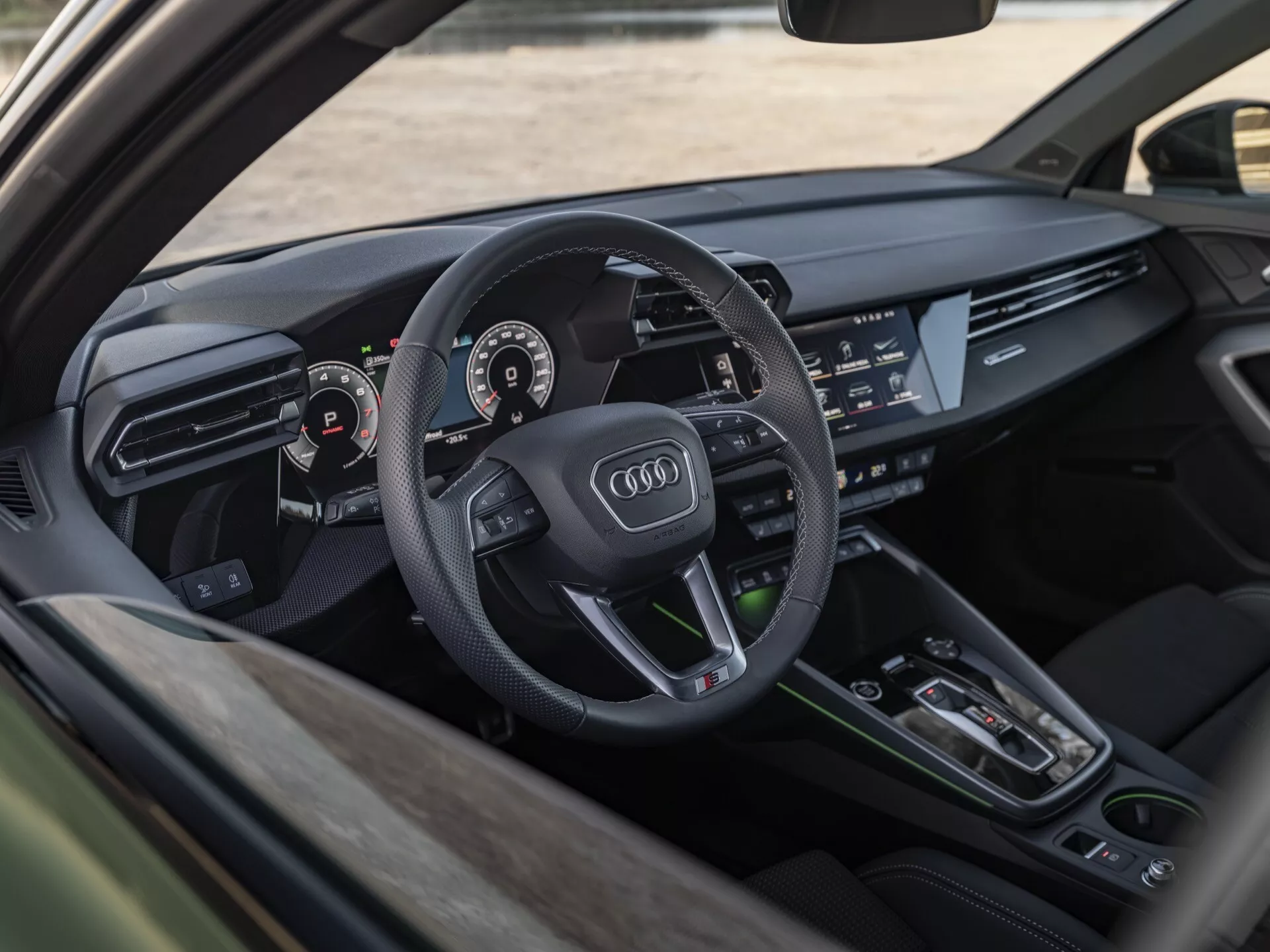 Notranji pogled na Audi A3 2024 (8Y-facelift), ki prikazuje stran voznika z detajlnim posnetkom armaturne plošče, volana z emblemom Audi, digitalnega instrumentnega sklopa in informacijsko-zabavnega sistema