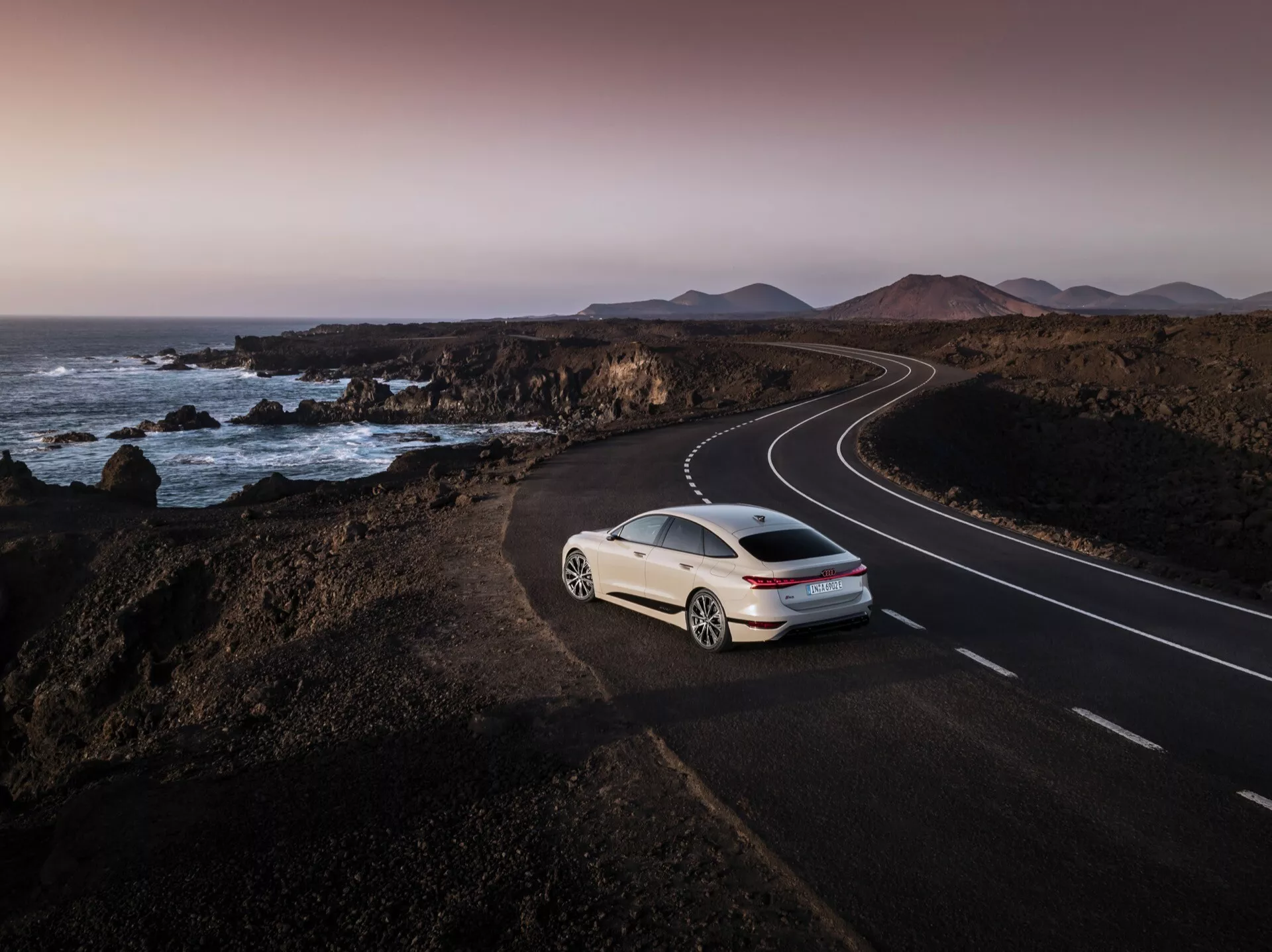 Audi A6 e-tron 2024 (GH) - Eleganten in inovativen električni sedan z najsodobnejšim dizajnom, napredno aerodinamiko, robustnim zmogljivostim baterije, vrhunsko notranjo tehnologijo in luksuznim udobjem za izjemno doživetje vožnje.