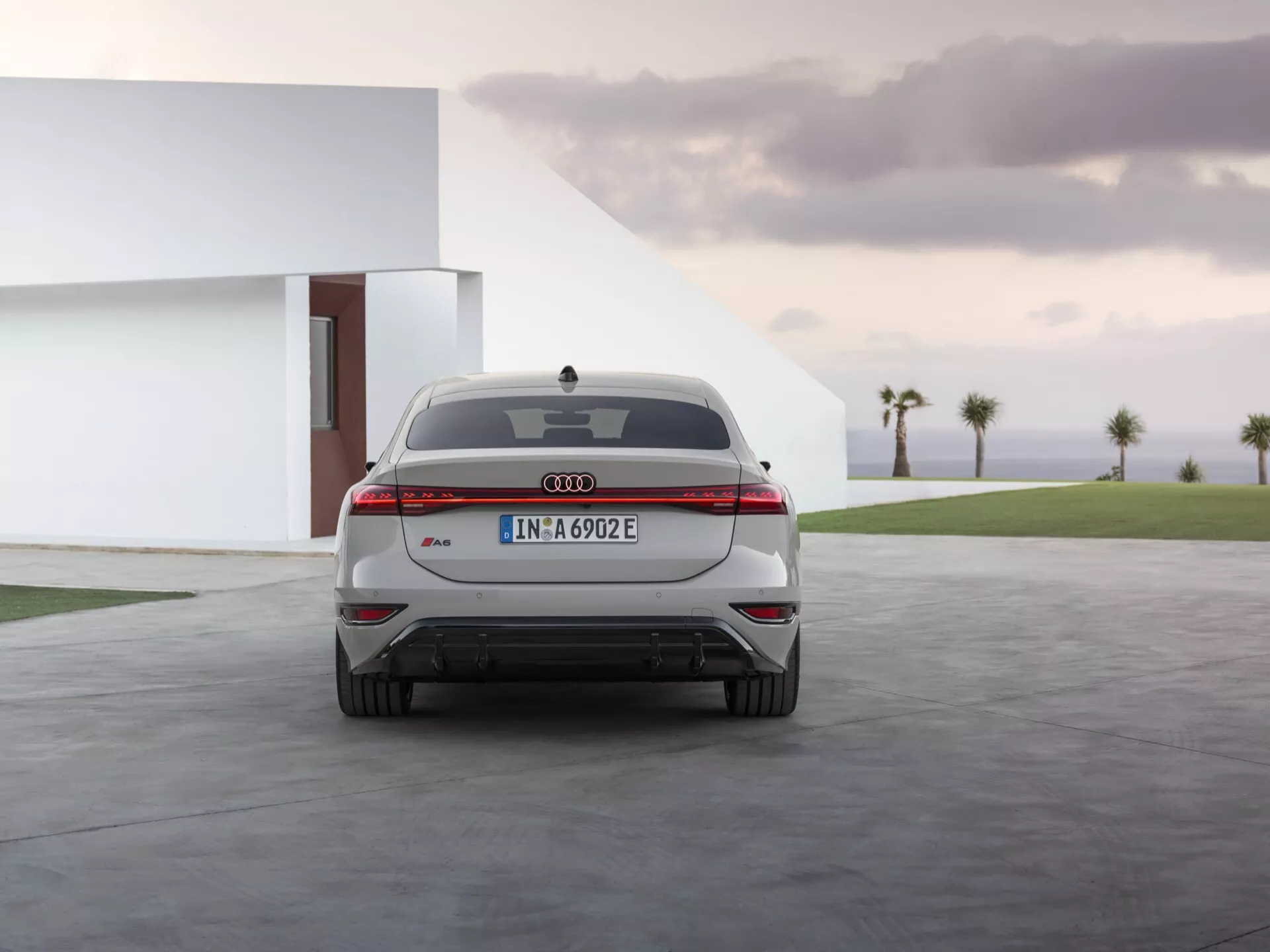Model Audi A6 e-Tron 2024 GH z elegantnim dizajnom, naprednim električnim pogonom, LED žarometi, aerodinamičnim karoserijskim dizajnom, razkošno notranjostjo, najsodobnejšim sistemom za informacijsko-zabavne vsebine in najsodobnejšo tehnologijo.