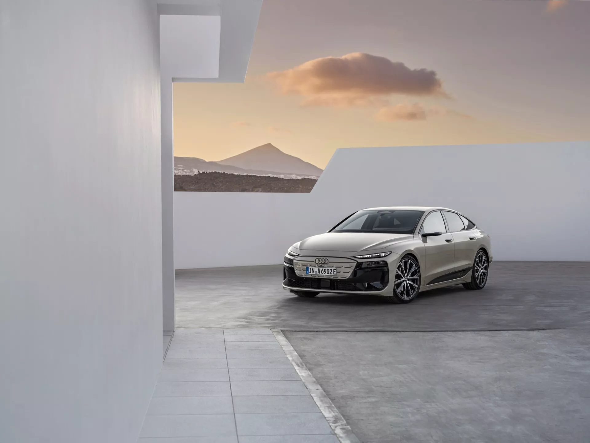 Audi A6 e-Tron 2024 se ponaša z osupljivim, aerodinamičnim dizajnom z elegantnimi linijami, napredno EV tehnologijo, LED osvetlitvijo in sodobno, luksuzno notranjostjo.