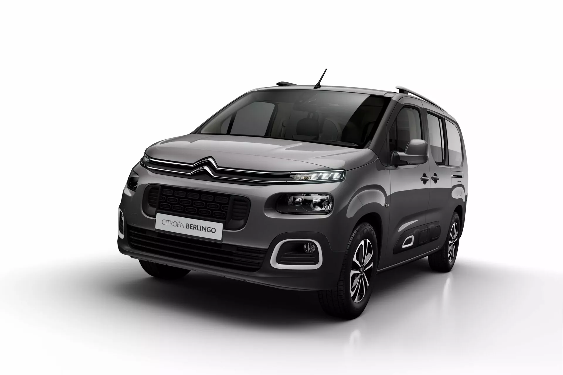 Studijska fotografija Citroën Berlinga 2021, ki prikazuje sprednji in stranski profil z izstopajočo rešetko, LED žarometi, meglenkami, elegantnim odbijačem, zlitinskimi kolesi in kovinsko karoserijo, ki poudarja dizajnerske in tehnološke značilnosti