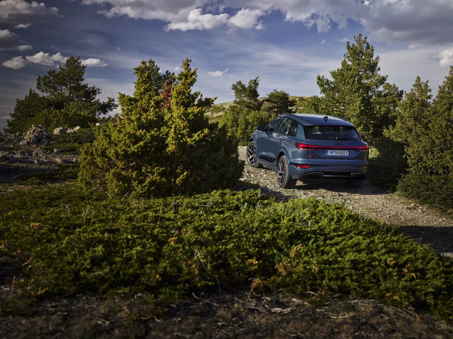 Audi Q6 e-tron 2024 (gf) - Zahvaljujoč popolnoma električnemu pogonskemu sistemu, elegantnemu aerodinamičnemu oblikovanju, naprednim LED žarometom, razkošni notranjosti z naprednim infotainment sistemom in visokozmogljivim zmogljivostim, primernim za sodoben življenjski slog.