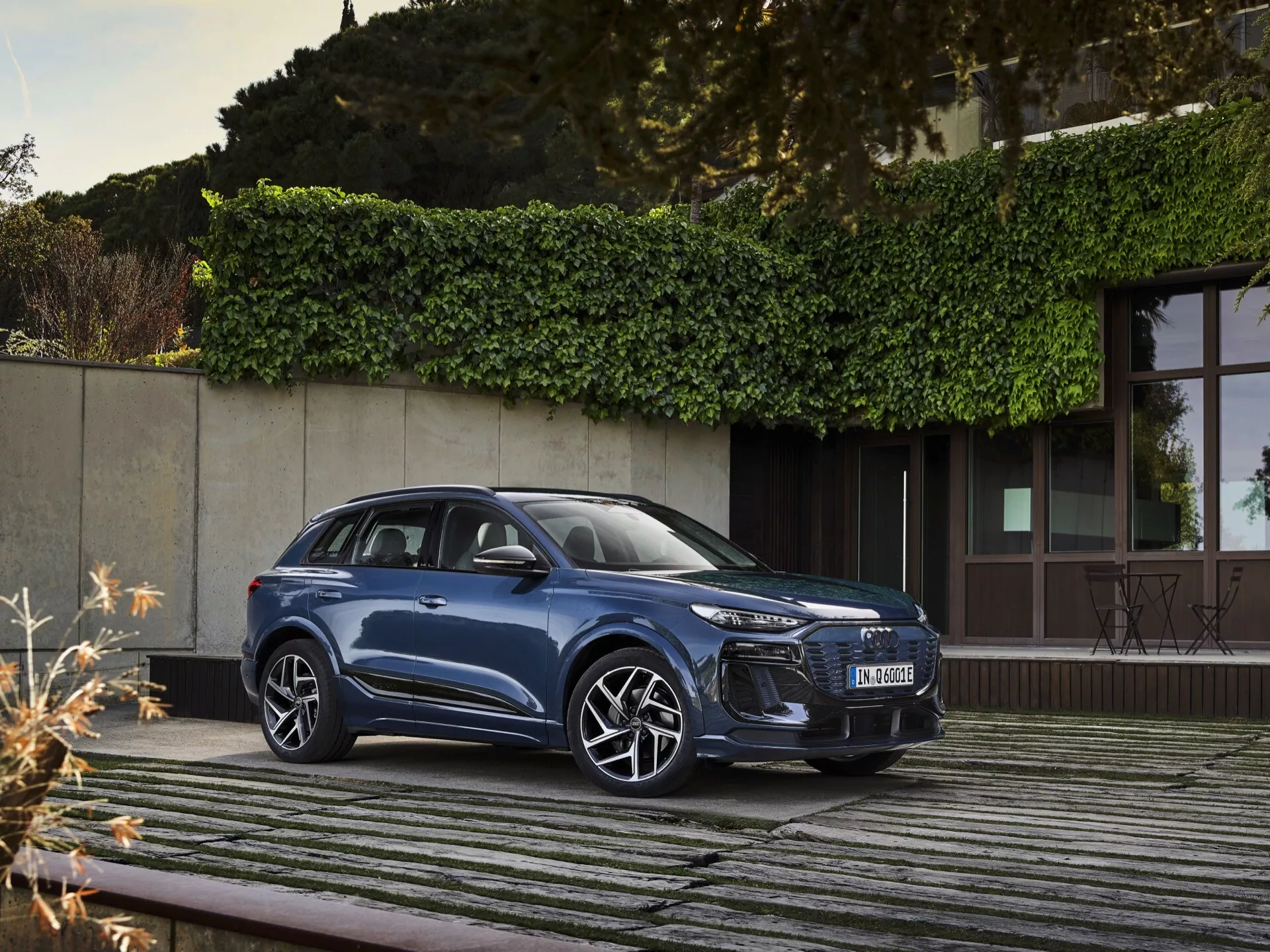 Audi Q6 e-tron 2024 GF električni SUV z elegantno zasnovo, napredno tehnologijo in luksuznim udobjem na slikoviti cesti