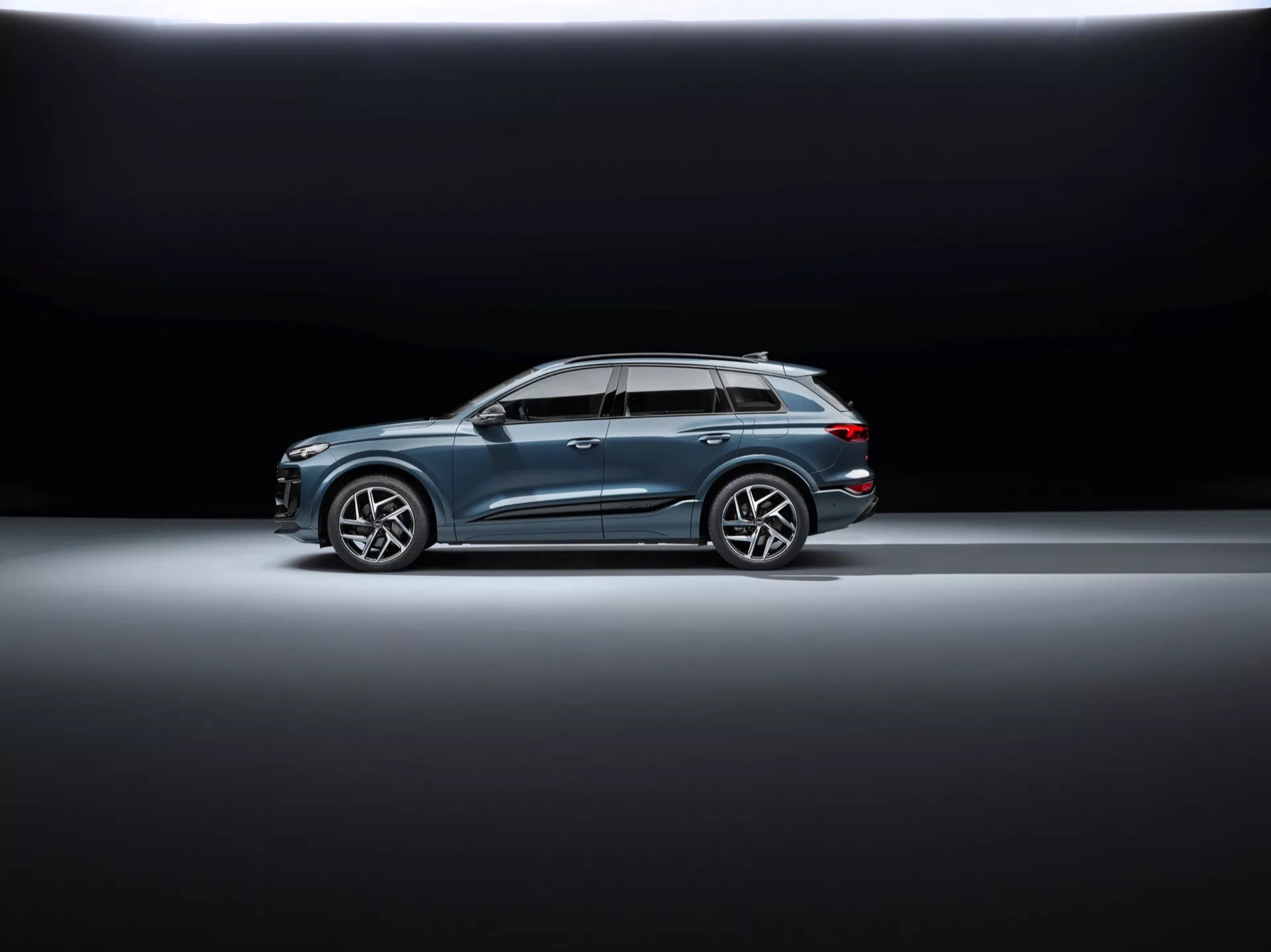 Audi Q6 e-tron 2024 - S s svojim elegantnim dizajnom, napredno električno tehnologijo, inovativno notranjostjo in visoko zmogljivostjo.