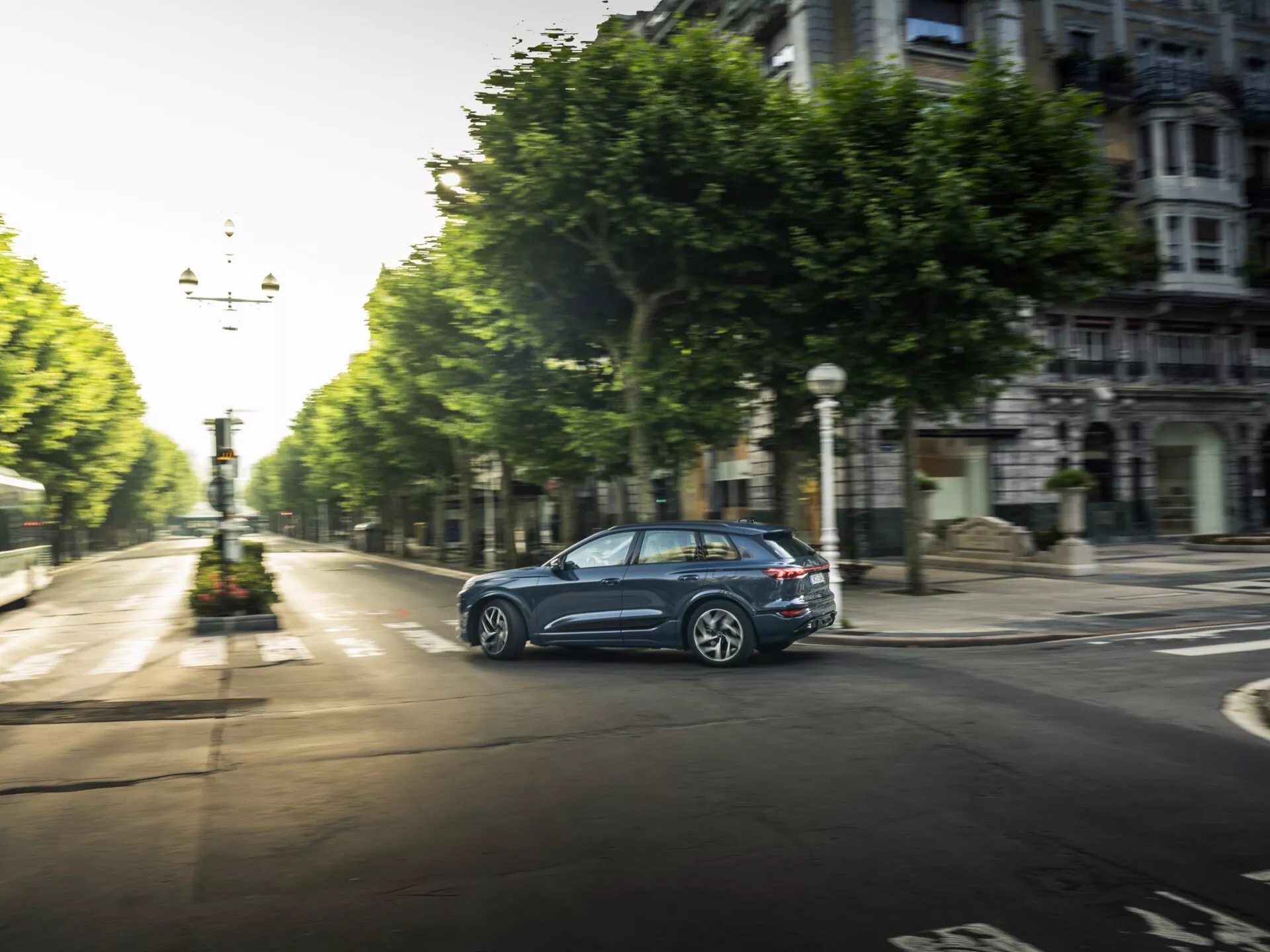 Audi Q6 e-tron 2024 luksuzni električni SUV, ki prikazuje eleganten aerodinamičen dizajn, vrhunsko tehnologijo, vrhunske notranjosti in napredne varnostne funkcije, fotografiran v sodobnem urbanem okolju.