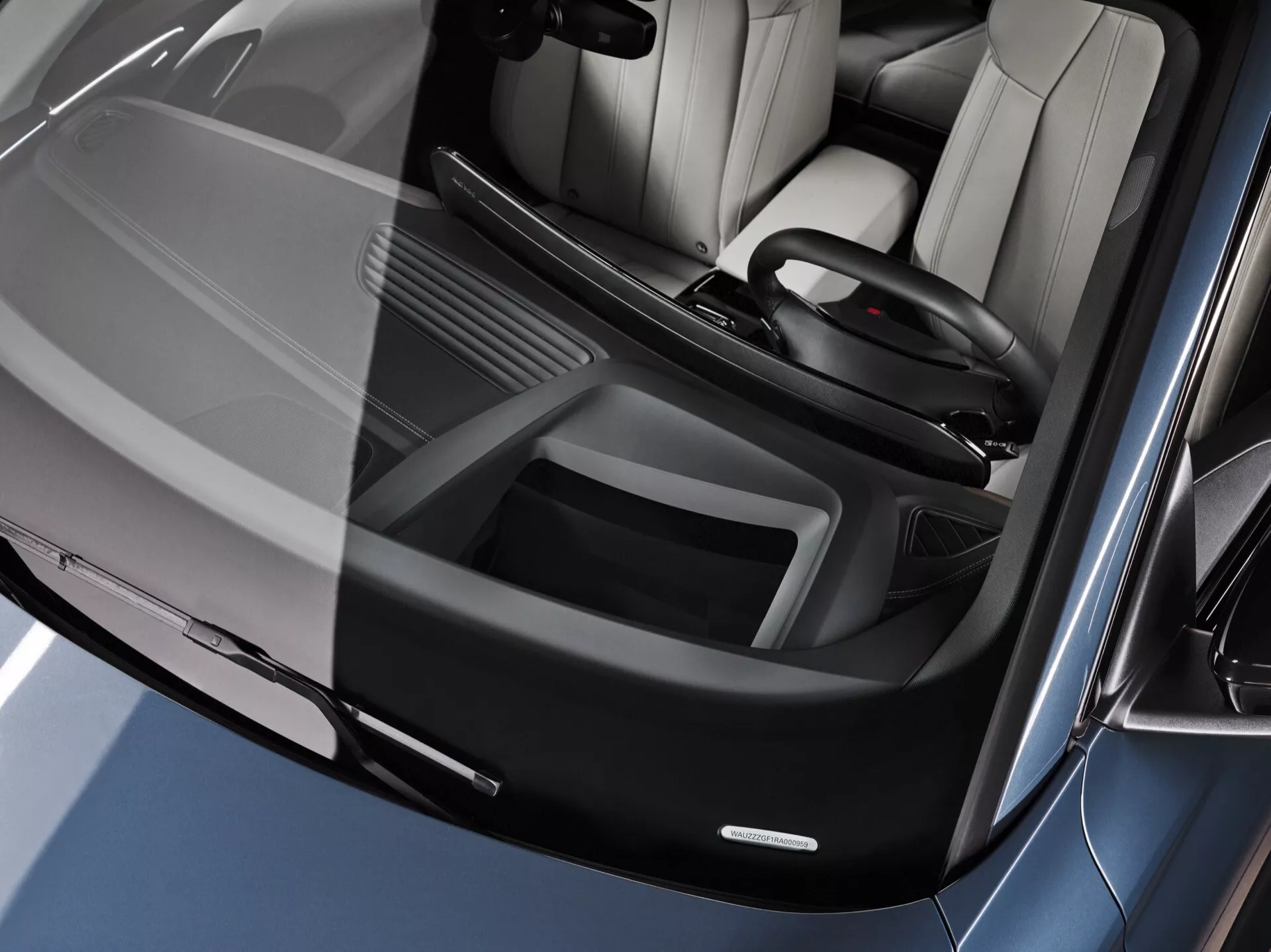 Stranski pogled na eleganten in futurističen Audi Q6 e-tron 2024, ki prikazuje njegove elegantne oblikovalske linije, aerodinamičen profil in vrhunsko električno inženirstvo.