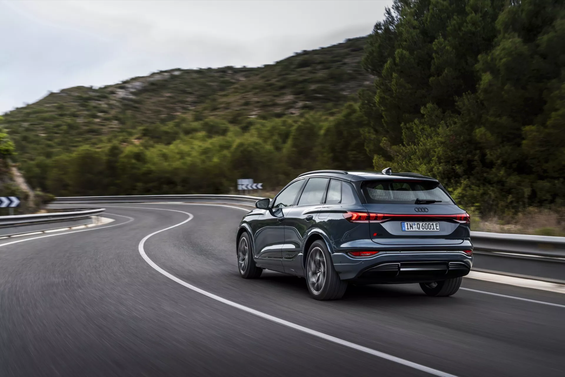 Audi Q6 e-tron 2024 je vrhunski povsem električni SUV, ki se ponaša z naprednimi tehnološkimi funkcijami, elegantnim dizajnom in prostorno, luksuzno notranjostjo. Ta model predstavlja prihodnost ekološke vožnje z zmogljivim električnim motorjem, hitrim polnjenjem in obsežnim dosegom. Sodobna zunanjost z značilnimi LED žarometi Audi in aerodinamičnimi linijami poudarja zavezanost vozila trajnosti in inovacijam.