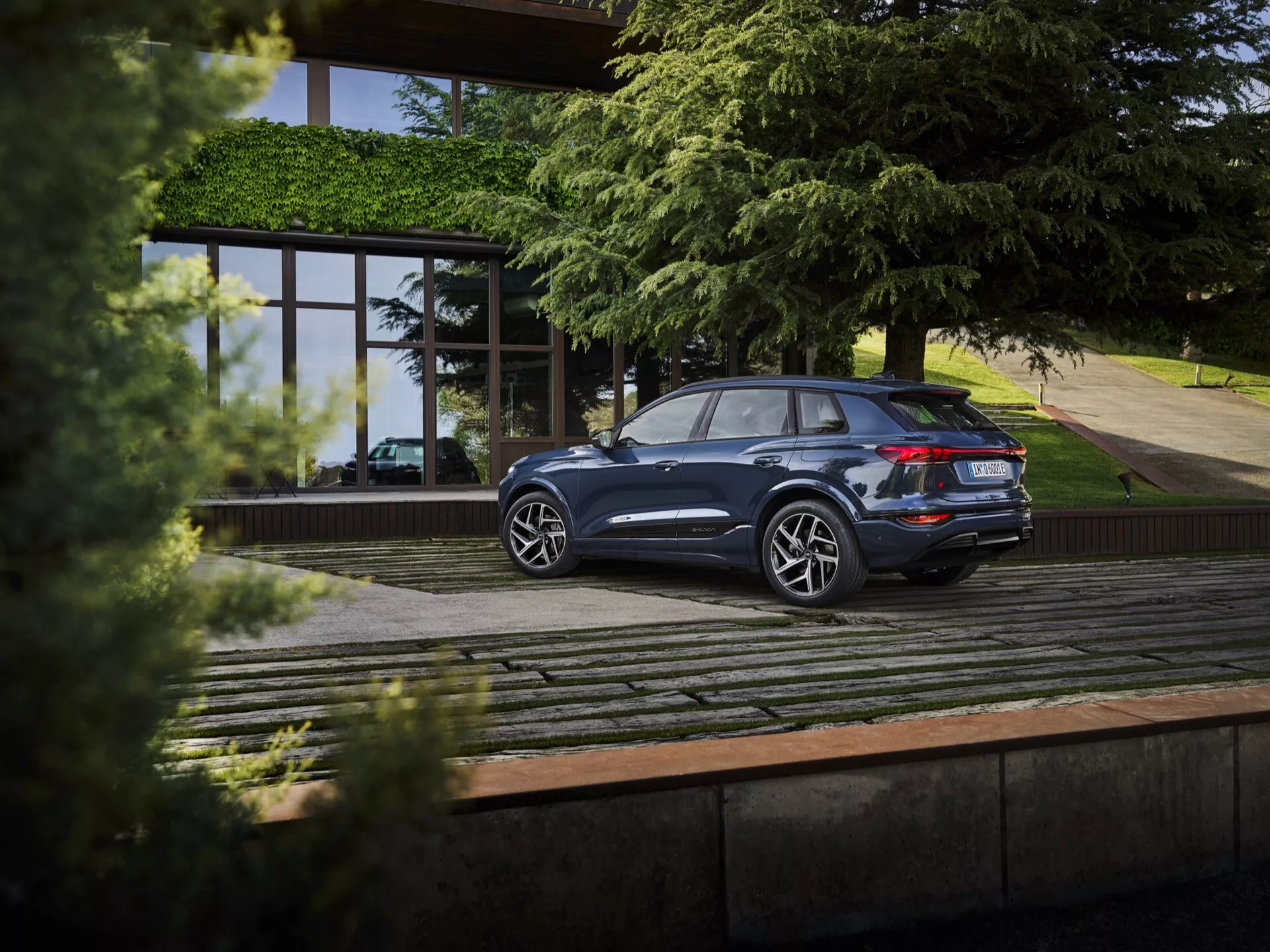 Audi Q6 e-tron 2024 z elegantno zasnovo, napredno električno tehnologijo, dinamično sprednjo masko, inovativno osvetlitvijo in razkošno notranjostjo.