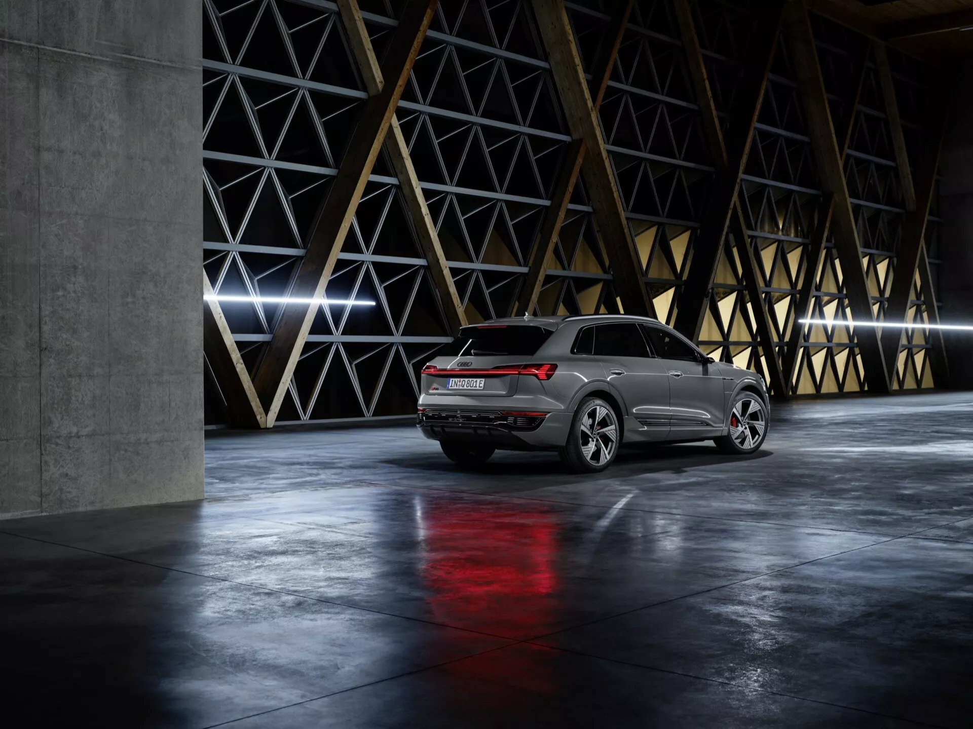 Audi Q8 e-tron 2023 v ledeno beli barvi, ki predstavlja svoj eleganten zunanji videz, napredne LED žaromete in dinamično silhueto