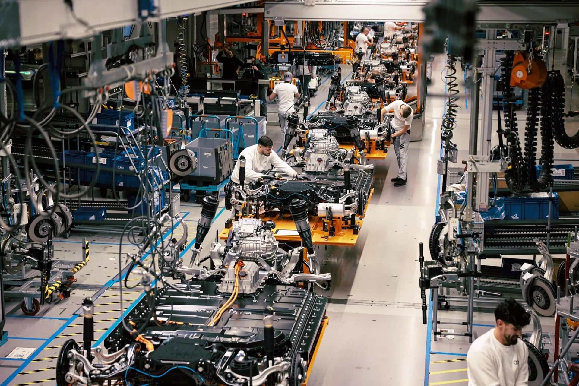Audi Q8 e-tron 2023 v Ledeno Beli barvi, vozi po gorski cesti z napredno tehnologijo električnega SUV in razkošno notranjostjo