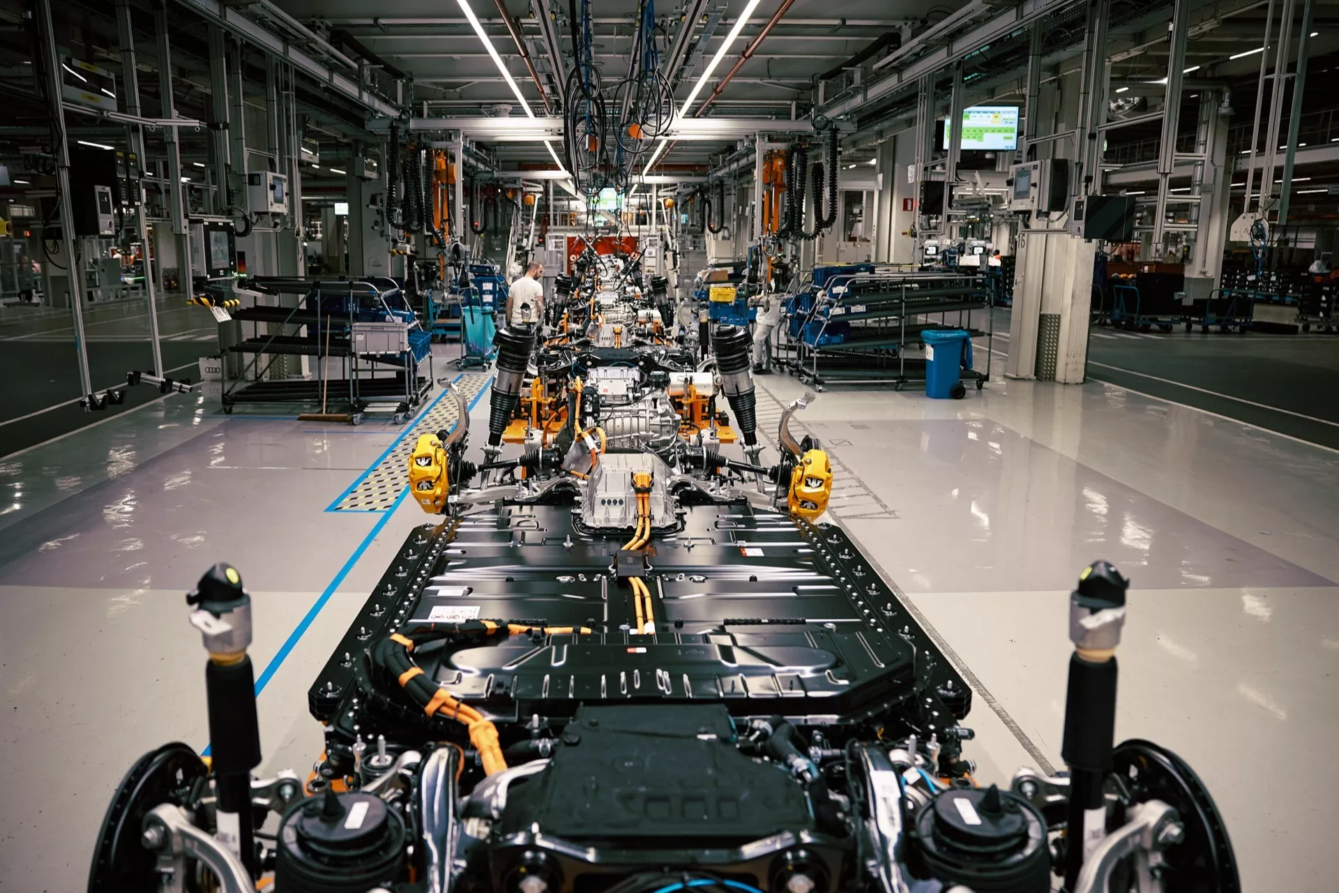 Električni SUV Audi Q8 e-tron 2023 v ledeno beli barvi, parkiran na prostem, ki prikazuje napredno tehnologijo, elegantno obliko in trajnostno mobilnost
