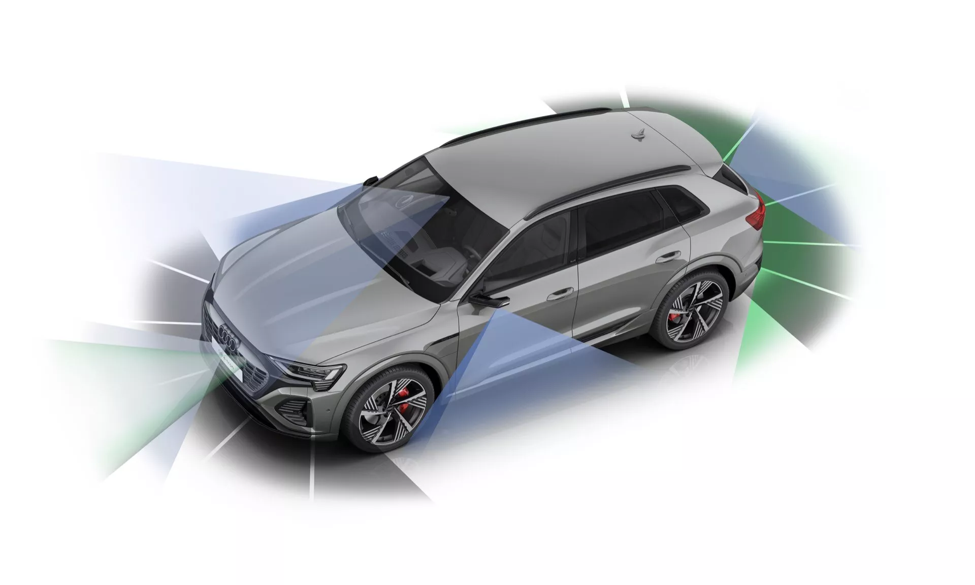 Visokokotni pogled na Audi Q8 e-tron 2023, ki prikazuje njegov športni kupejevski SUV dizajn, panoramsko streho, večkraka lita platišča, LED osvetlitev in napredne varnostne funkcije